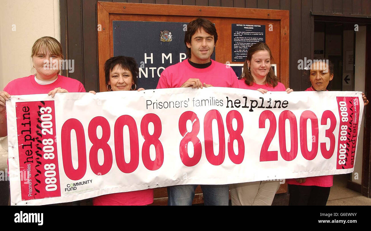 Ronnie O'Sullivan, mit Helpline-Mitarbeitern, vor dem Pentonville Gefängnis im Norden Londons, wo er die Initiative „Prisoners Families Helpline“ enthüllte, um Verwandten dabei zu helfen, mit der Inhaftierung eines Angehörigen fertig zu werden. * die Helpline wird von der Lotterie finanziert und wird die erste nationale Freirufnummer dieser Art sein. Das Snooker-Ass, mit dem Spitznamen The Rocket, sagte vor dem heutigen Start: Als mein Vater ins Gefängnis geschickt wurde, war es ein totale Schock. Meine ganze Familie war am Boden zerstört. Die Helpline für die Familien der Gefangenen wird Familien wie meiner helfen, die praktische Informationen und Unterstützung benötigen. Sein Vater, Ronnie SNR, ist es Stockfoto