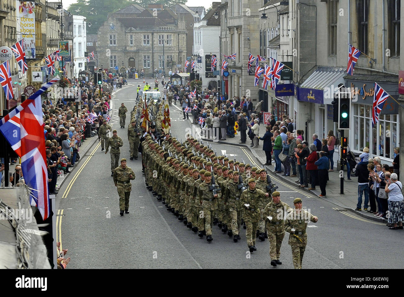 Soldaten von 1 Yorks, dem Yorkshire Regiment, während einer Freiheitsparade durch Warminster, Wiltshire. Stockfoto