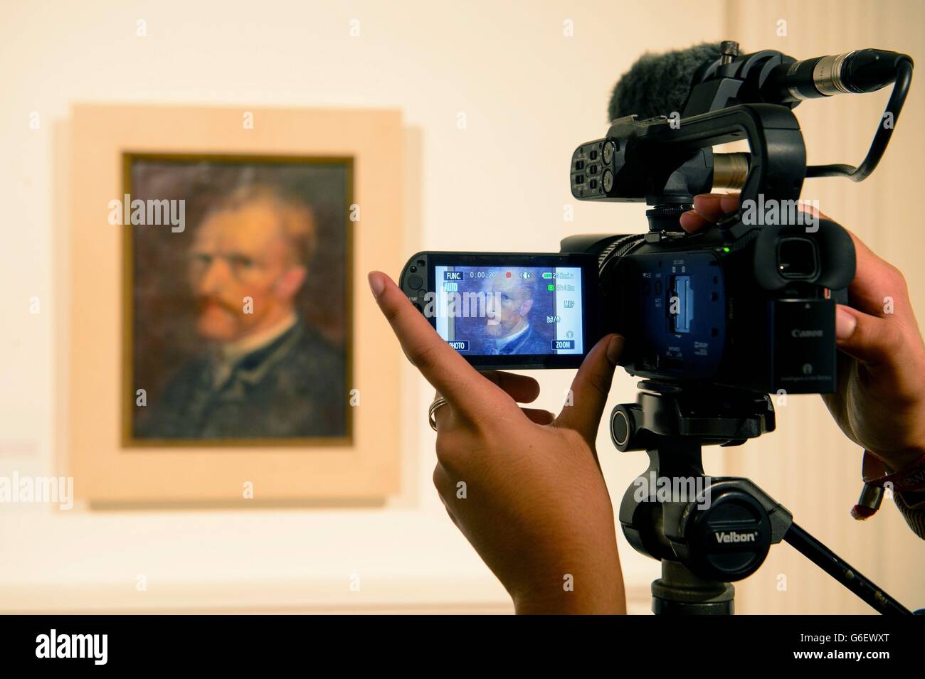 Ein Kameramann filmt „Self Portrait December 1886-January 1887“ von Vincent Van Gogh, Teil der Werkausstellung „Van Gogh in Paris“, die Van Goghs Zeit, zwischen 1886 und 1888 in Paris zu leben und zu arbeiten, in der Eykyn Maclean Gallery im Zentrum von London untersucht. Stockfoto