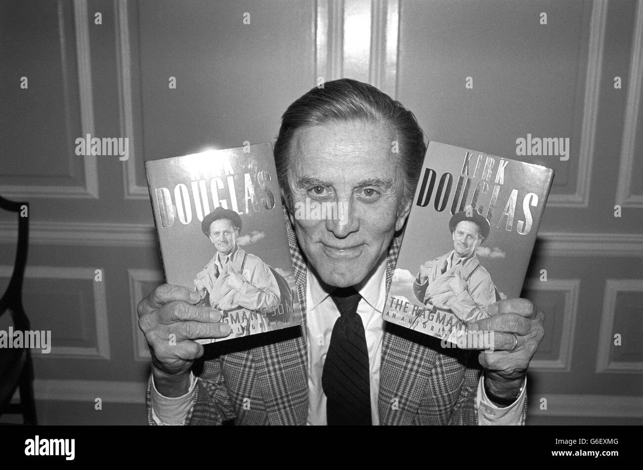 Hollywood-Schauspieler Kirk Douglas posiert mit Kopien seiner Autobiographie The Ragman's Son im Harrods Department Store. Stockfoto