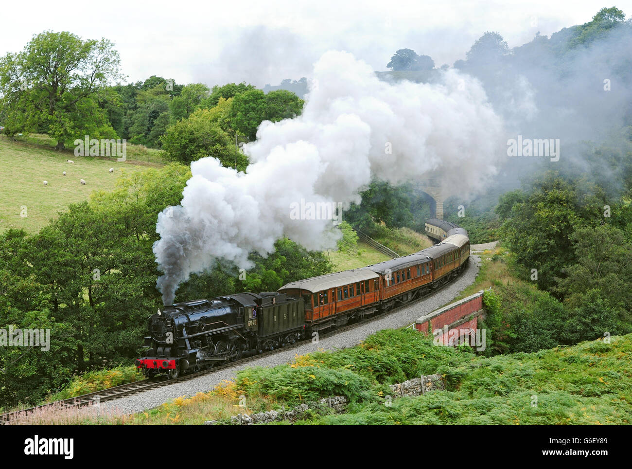 Die USA-Baureihe S160 Lok 6046 fährt mit der North Yorkshire Moors Railway zu Beginn der Herbstdampfgala, die bis Sonntag läuft, durch Darnholm. Stockfoto