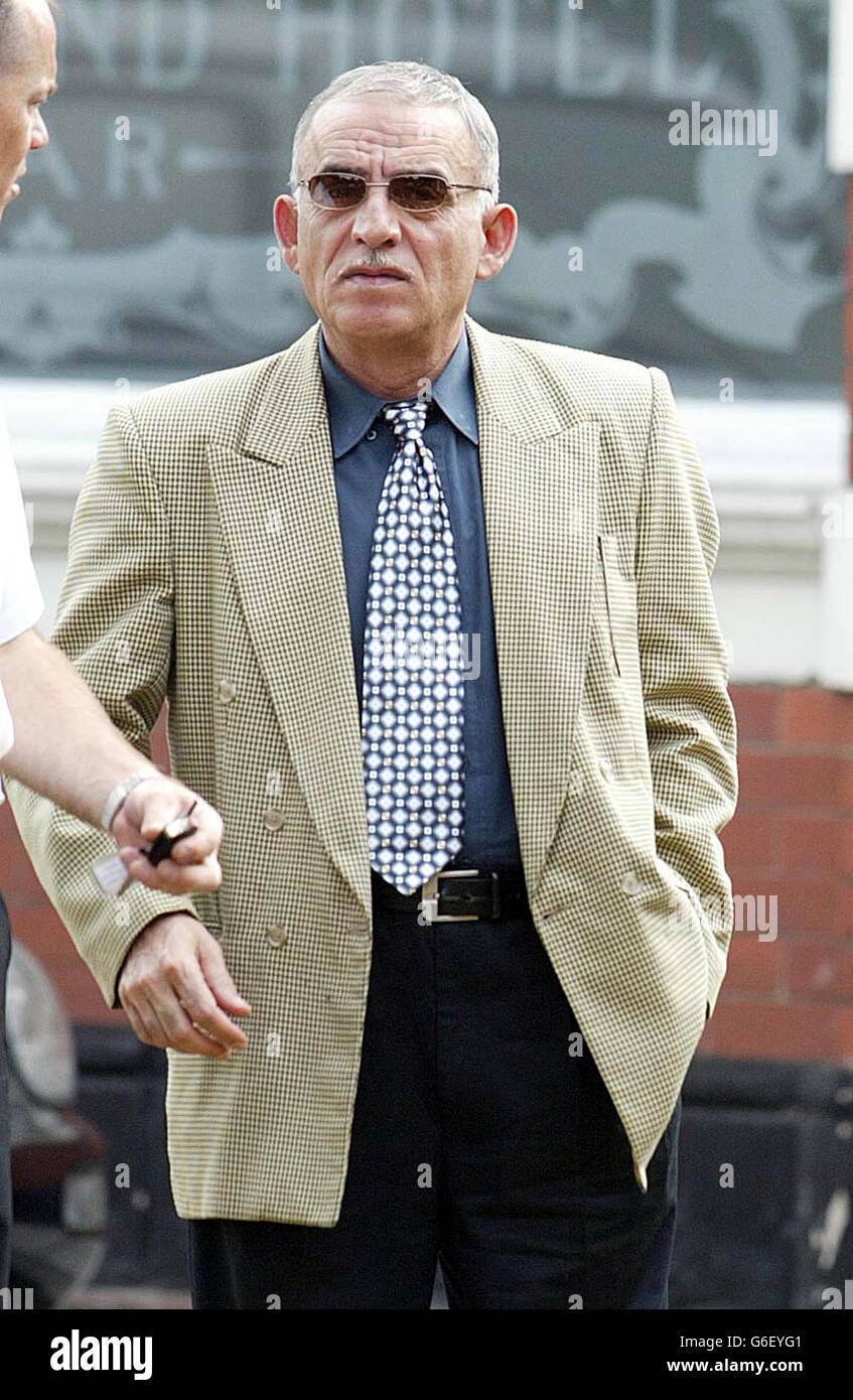 Talal Abdul Hameed, 47, kommt am Amtsgericht von Darlington an, wo er zugab, dass er beim Check-in-Personal am Flughafen scherzte, dass er zwei Bomben in seiner Aktentasche trug. Hameed wurde mit einer Geldstrafe von 300 Jahren belegt und befahl, 55 Kosten zu zahlen, nachdem er am Samstagnachmittag am internationalen Flughafen Teesside ausgebrochen war. Der Tanker-Kapitän, der sein Schiff am Vortag in Großbritannien angedockt hatte, wurde wegen Verstoßes gegen den Aviation Security Act angeklagt, nachdem der Flughafenterminal vorübergehend geschlossen worden war. Stockfoto