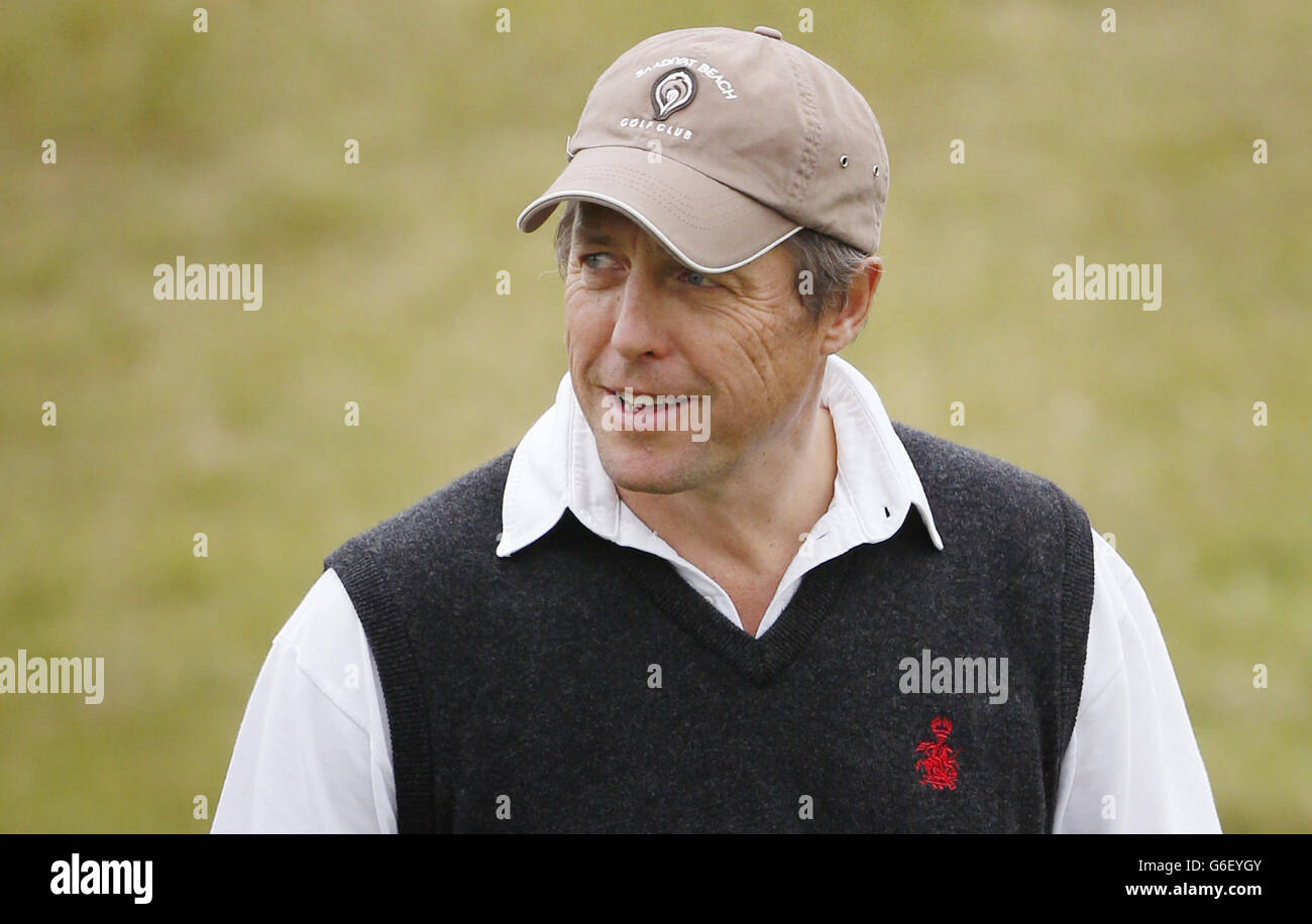 Hugh Grant am zweiten Tag der Alfred Dunhill Links Championships 2013 auf dem Kingsbarns Golf Course. DRÜCKEN SIE VERBANDSFOTO. Bilddatum: Freitag, 27. September 2013. Siehe PA Geschichte GOLF Dunhill. Bildnachweis sollte lauten: Danny Lawson/PA Wire. EINSCHRÄNKUNGEN: Die Nutzung unterliegt Einschränkungen. Keine kommerzielle Nutzung. Stockfoto