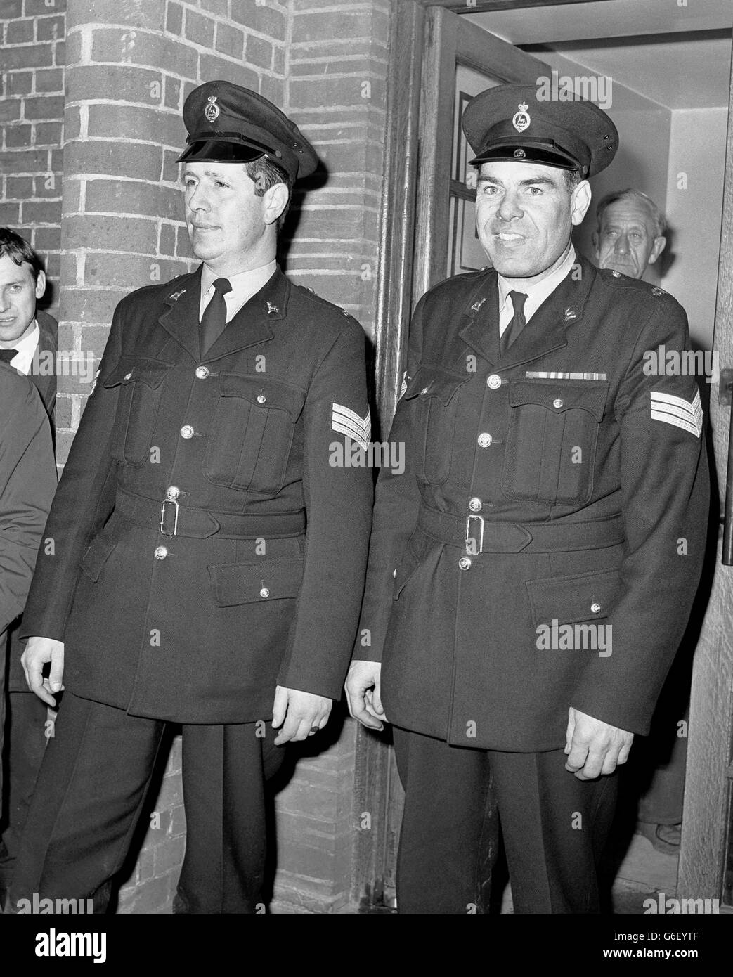 Die Polizeigeanten Peter Smith (links) und Oswald Thorne, die Harry Roberts in einem Lageraufhänger gefunden haben, etwa 300 Meter von Thornley Woods in der Nähe von Bishop Stortford, Hertfordshire. Stockfoto