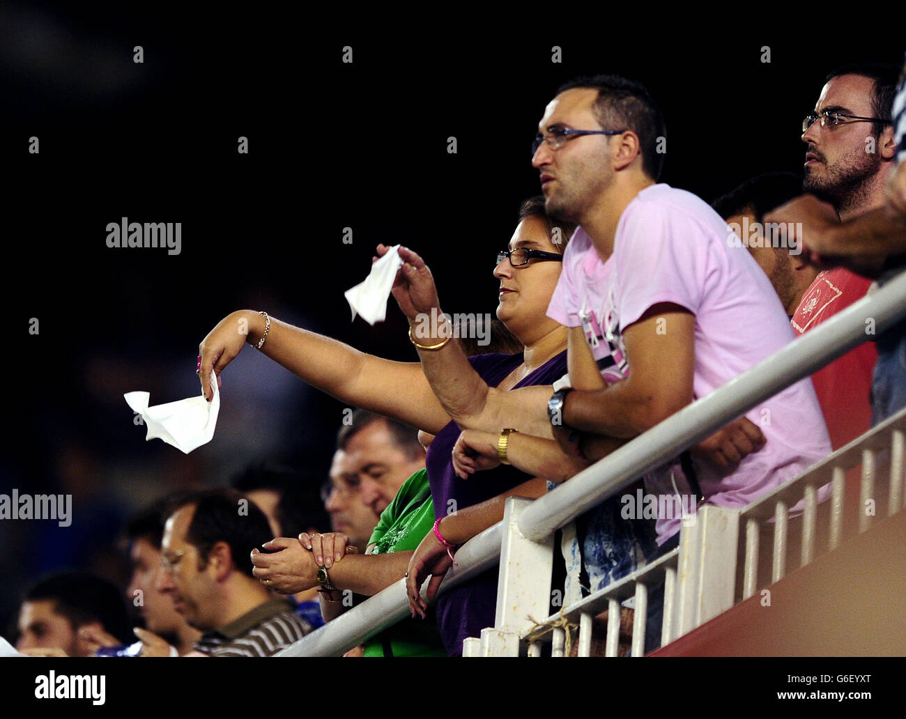 Fußball - UEFA Europa League - Gruppe A - Valencia / Swansea City - Mestalla. Valencia Fans in den Ständen Wellen Gewebe Stockfoto