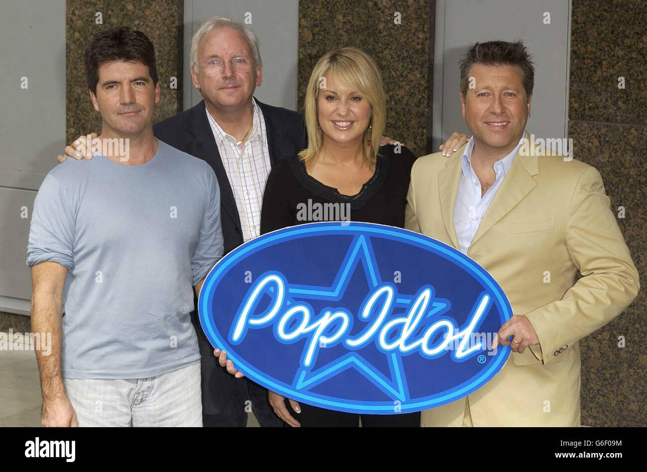 Pop Idol Richter (von links) Simon Cowell, Pete Waterman, Nicki Chapman und Neil Fox, während einer Pressekonferenz im Thames TV in London, um eine neue Serie von Pop Idol zu starten. 25/10/03: Die Suche nach dem Pop Idol der Nation war heiss am Samstag, mit den Hoffnungsträgern von 12 bis 10. Jeder Finalist wird heute Abend live auf der Show singen und das Publikum wird für seine Favoriten abstimmen. Die beiden mit der geringsten Stimmenzahl müssen Auf Wiedersehen zu ihrer Chance auf Ruhm winken. Stockfoto