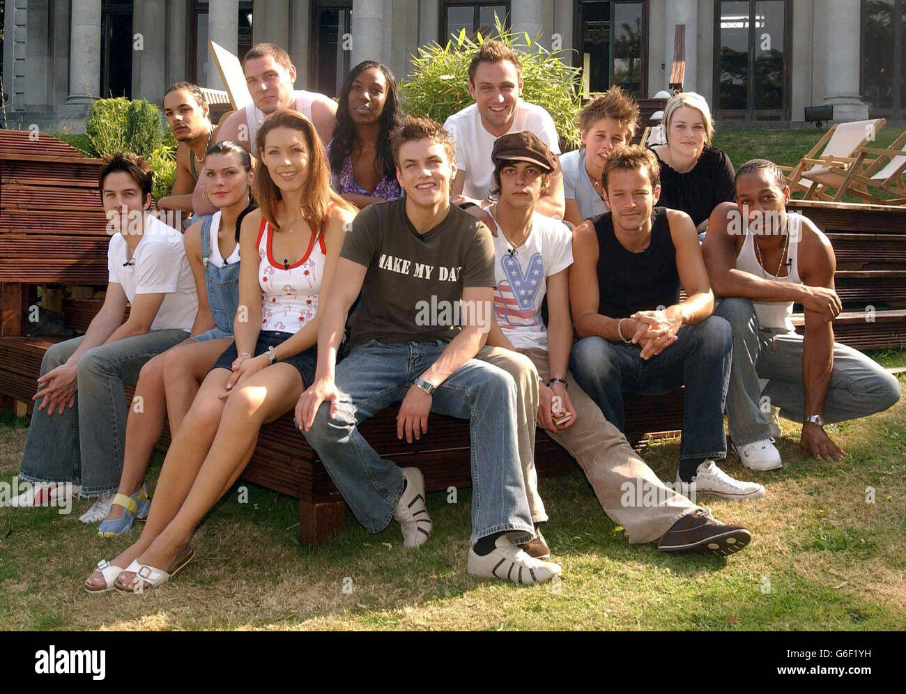 Die letzten 13 Schüler der Fame Academy posieren zum ersten Mal gemeinsam, bevor sie ihre Ausbildung im Academy House in Highgate, North London, beginnen. Obere Reihe, von links nach rechts; Paris Campbell-Edwards, Barry McKeever, Simone Stewart, Nick Hall, Alex Parks, Lorna Grant, untere Reihe von links nach rechts; Alistair Griffin, Carolynne Good, Louise Griffiths, Gary Phelan, Peter Brame, Jamie Fox, Audley Anderson. Stockfoto