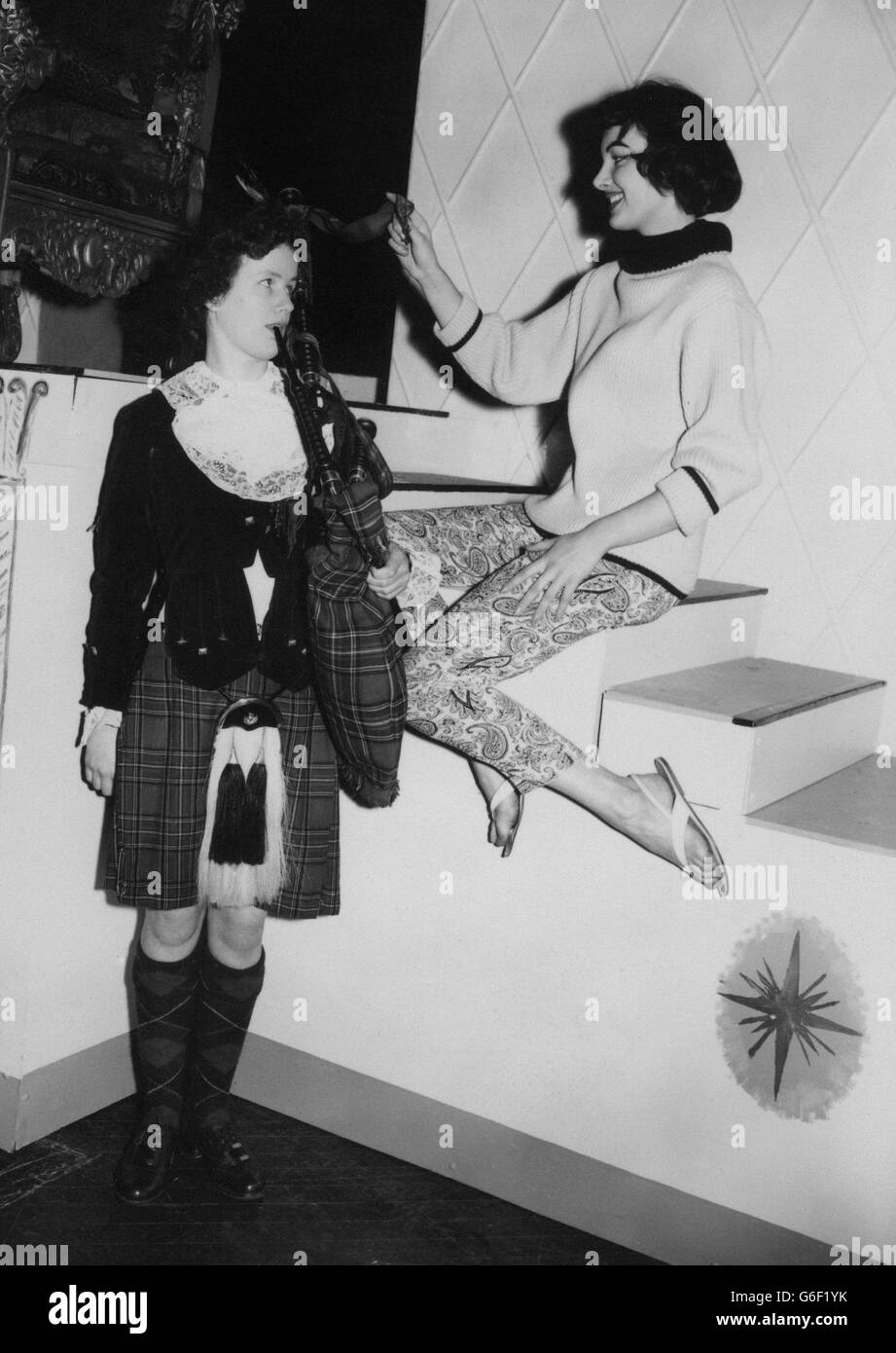 Miss Germany, Studentin und Model Petra Schurmann, bewundert die Dudelsäcke der 16-jährigen Dagenham Girl Piper Mary Wade, die sie für sie im Lyceum, Strand, London, vorführen wollte. Beide waren für eine Probe des heutigen Miss World-Wettbewerbs-Finales anwesend, bei dem die Dagenham Girl Pipers auftreten werden. Stockfoto