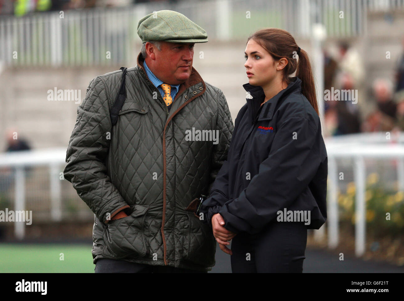 Trainer paul nicholls mit seiner tochter megan auf chepstow rennbahn