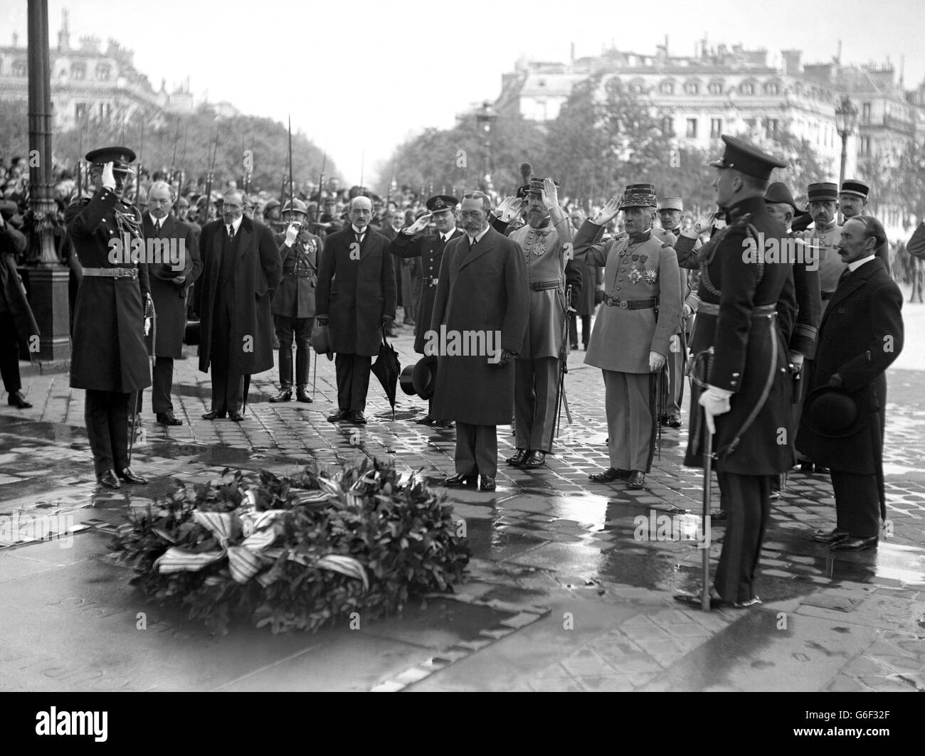 König George V. am Grab des unbekannten Kriegers, nachdem er einen Kranz gelegt hatte. Ebenfalls anwesend waren Marschall Foch und General Gourand. Stockfoto