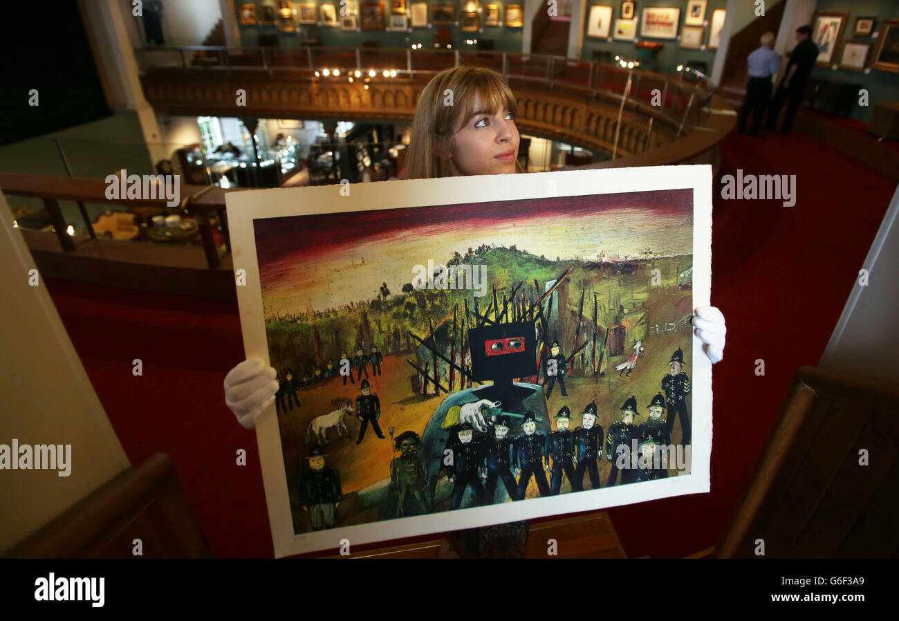 Maryan Taylor, Mitarbeiterin von Lyon & Turnbull Edinburgh, betrachtet ein Gemälde des Volkshelden Ned Kelly, das am 4-5. Oktober 2013 in Edinburgh versteigert wird. Stockfoto