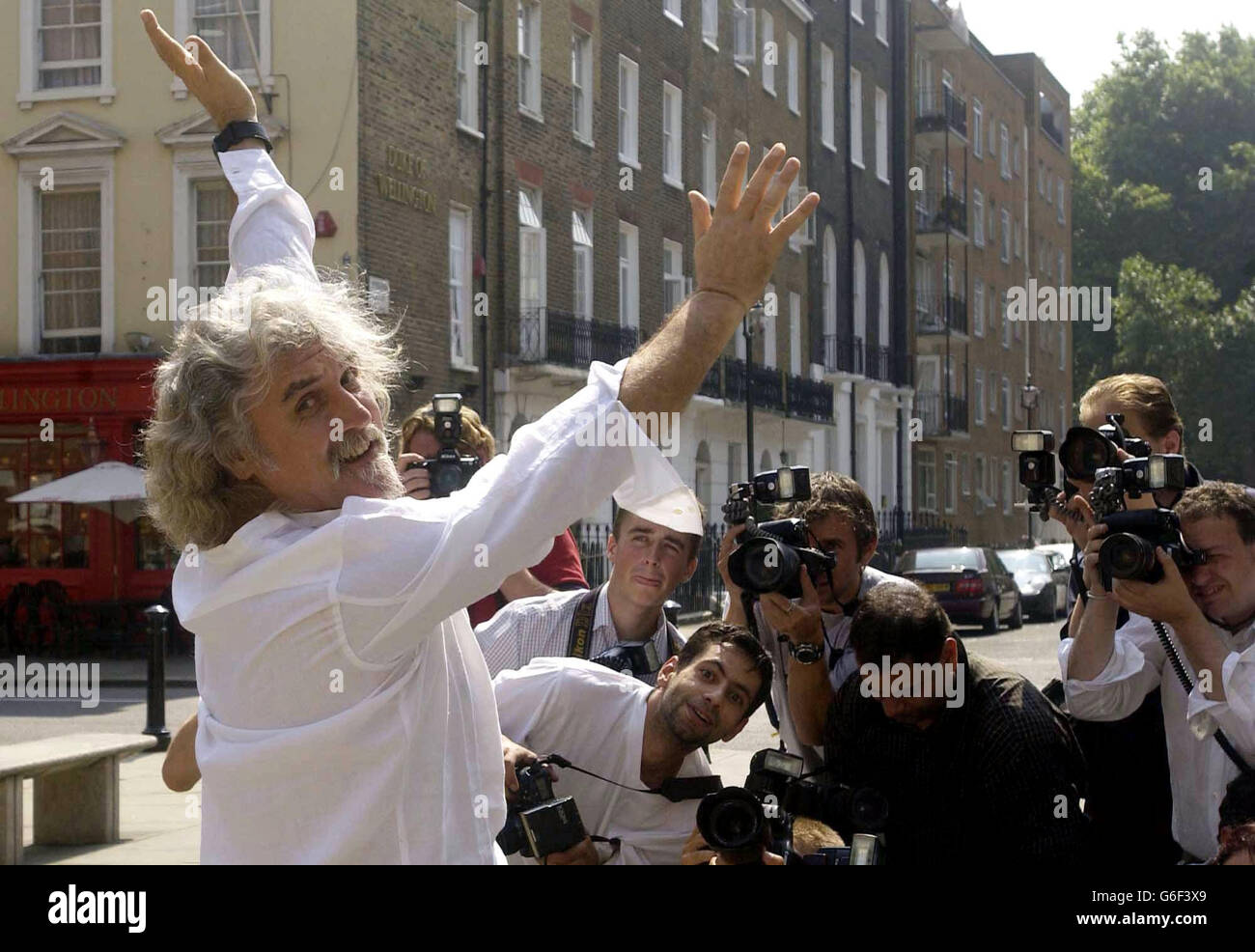 Schauspieler und Komiker Billy Connolly posiert vor einer Pressekonferenz für seinen neuen Film "The man Who Sued God" in der St. Mary's Church im Zentrum von London. Der Film wird im Warner West End Cinema am Leicester Square in London uraufgeführt. Stockfoto