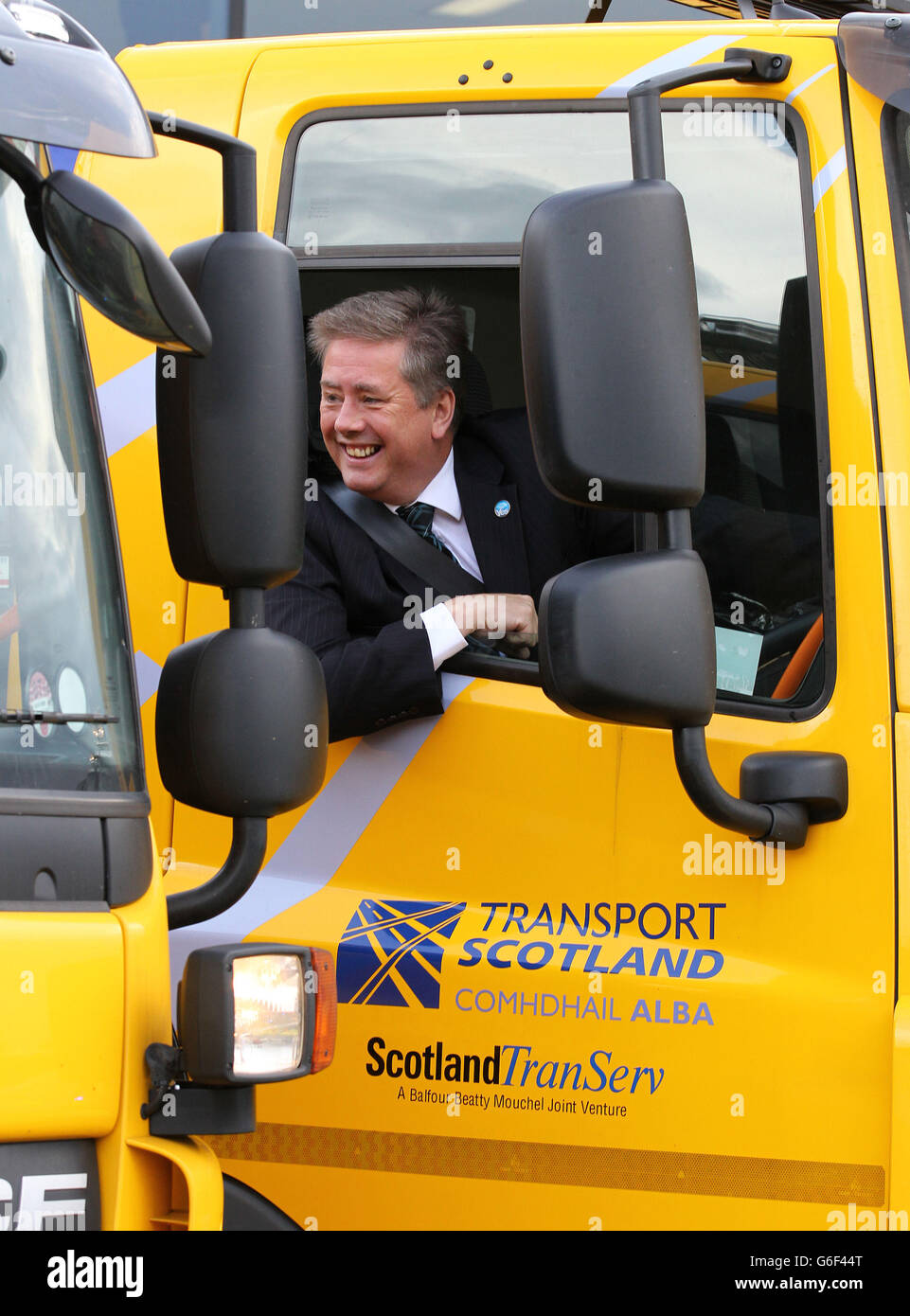 Verkehrsminister Keith Brown sitzt während der Einführung des Transport Scotland Winter Service im National Traffic Scotland Control Center in South Queensferry in der Kabine eines neuen Scheuerers. Stockfoto