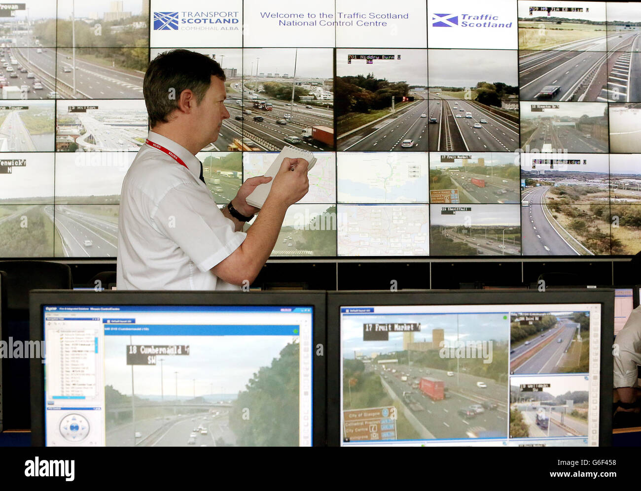 Der Verkehrskontrolleur Pat O'Neill überwacht den Verkehr während der Inbetriebnahme des Transport Scotland Winter Service im National Traffic Scotland Control Center in South Queensferry. Stockfoto