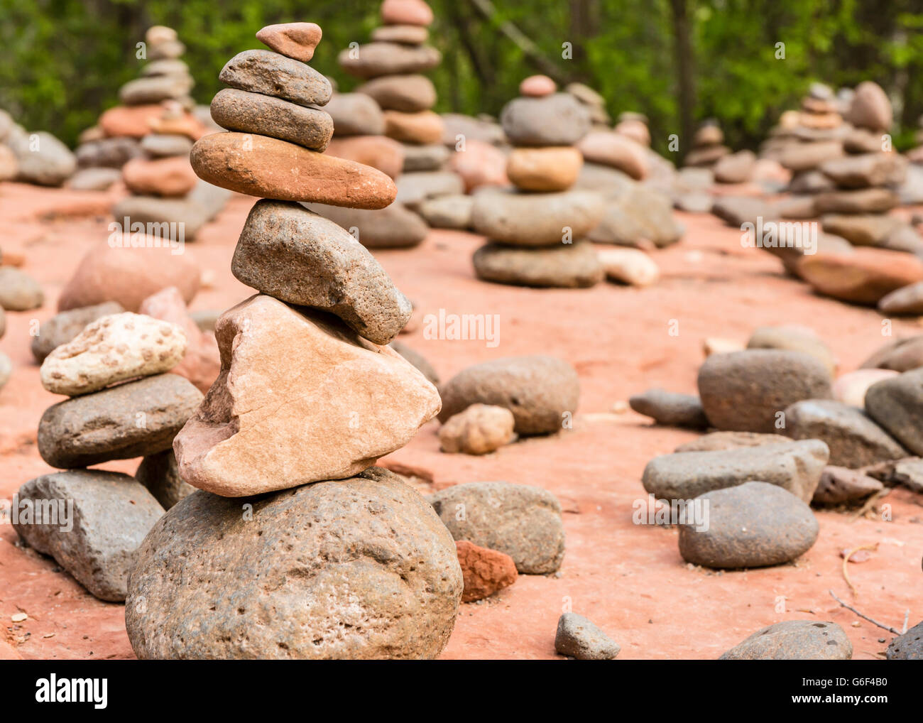 Eine Gruppierung von kleinen Cairns am Buddha Beach in der Nähe von Oak Creek auf die roten Felsen Crossing Wandern in Sedona, AZ. Stockfoto