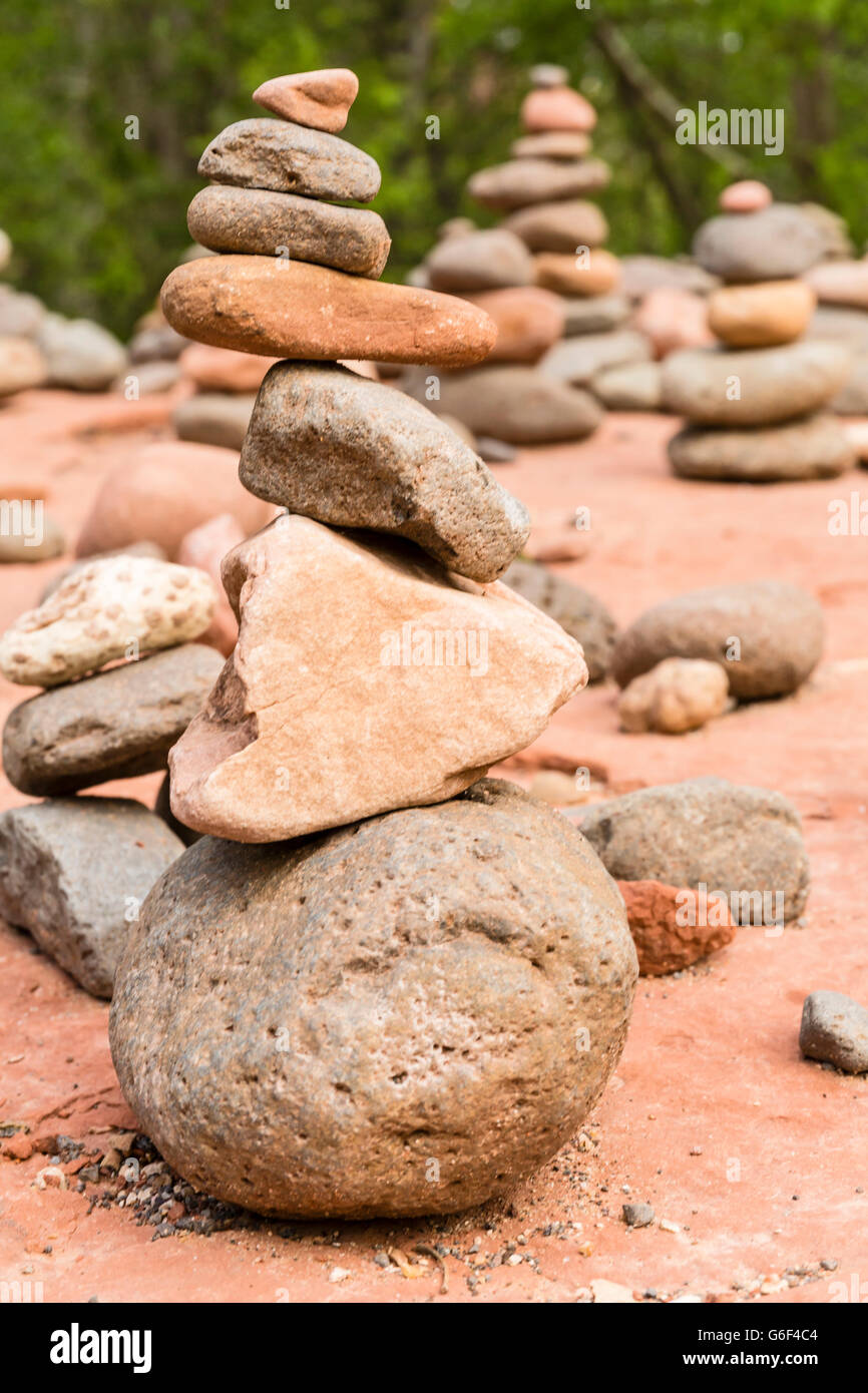 Eine Gruppierung von kleinen Cairns in der Nähe von Oak Creek auf die roten Felsen Crossing Wandern in Sedona, AZ. Stockfoto