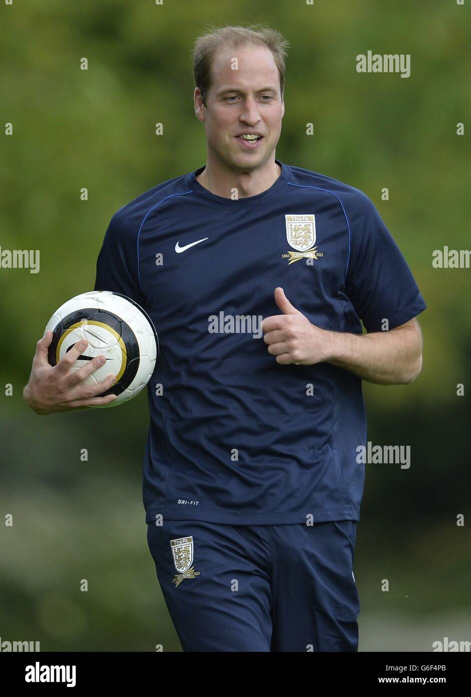 Der Duke of Cambridge trainiert mit Mitgliedern des Royal Household während der zweiten Hälfte eines Spiels zwischen dem Polytechnic FC und dem Civil Service FC, auf dem Gelände des Buckingham Palace's Garden, im Zentrum von London. Stockfoto
