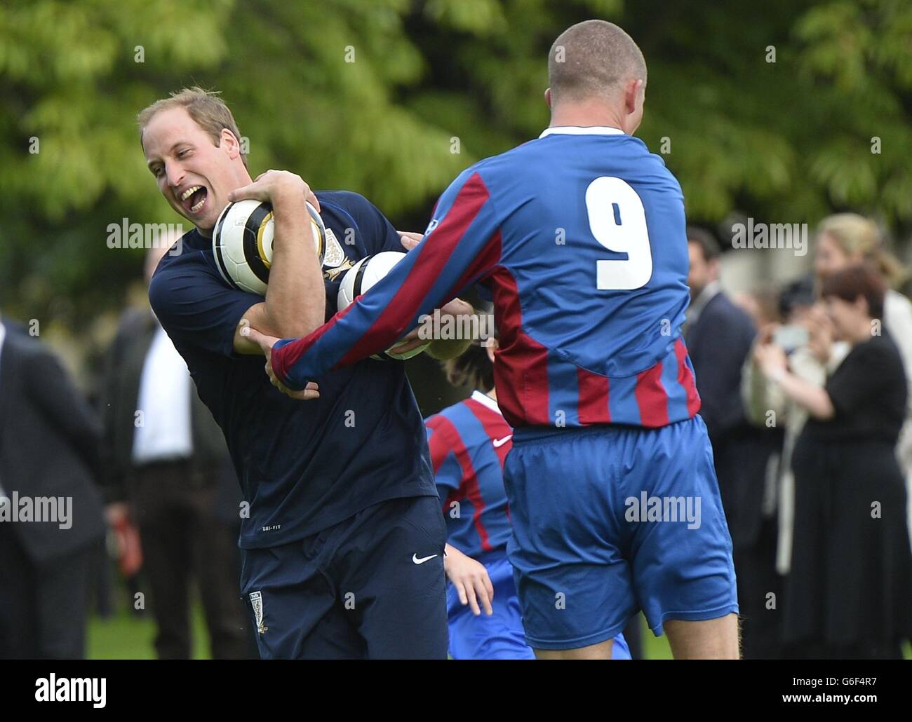 Der Duke of Cambridge trainiert mit Mitgliedern des Royal Household während der zweiten Hälfte eines Spiels zwischen dem Polytechnic FC und dem Civil Service FC, auf dem Gelände des Buckingham Palace's Garden, im Zentrum von London. Stockfoto