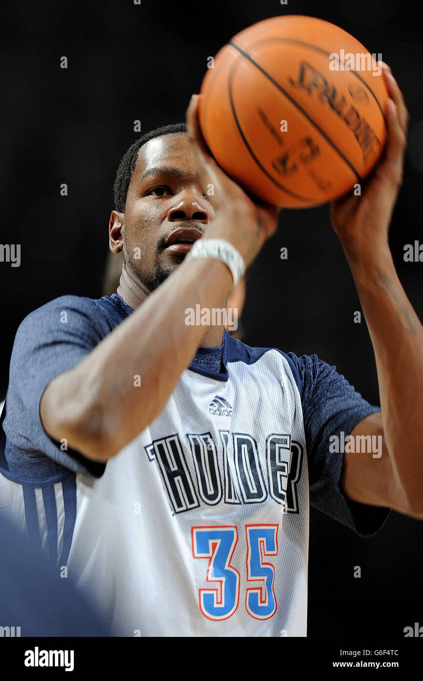 Kevin Durant von Oklahoma City Thunder macht während der Trainingseinheit in der Phones4 U Arena, Manchester, einen Schuss. Stockfoto