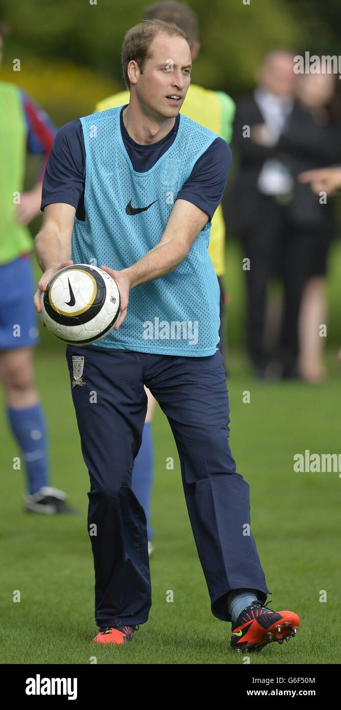 Der Duke of Cambridge trainiert mit Mitgliedern des Royal Household während der zweiten Hälfte eines Spiels zwischen dem Polytechnic FC und dem Civil Service FC, auf dem Gelände des Buckingham Palace's Garden, im Zentrum von London. Stockfoto
