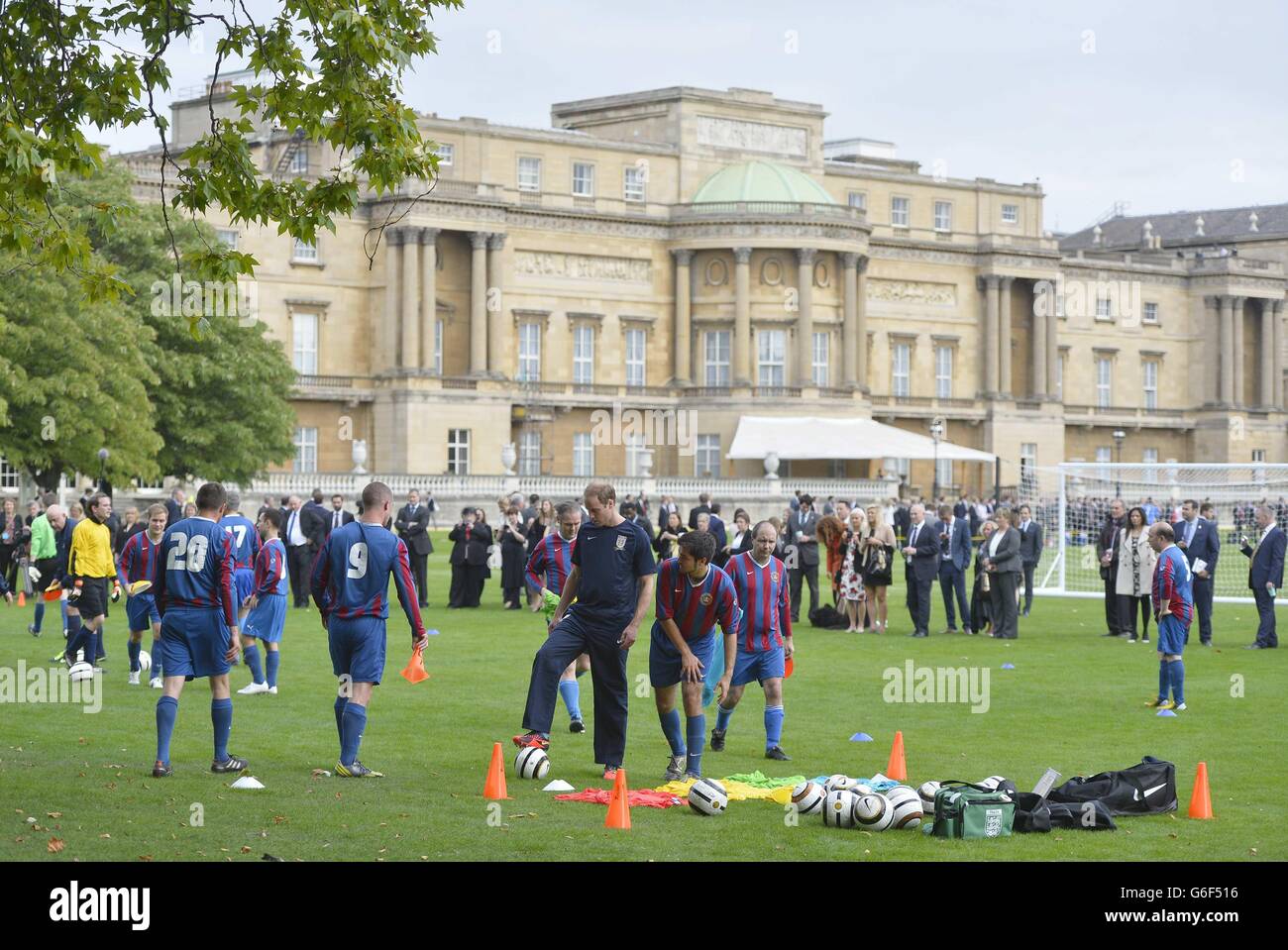 Der Duke of Cambridge trainiert mit Mitgliedern des Royal Household während der zweiten Hälfte eines Spiels zwischen dem Polytechnic FC und dem Civil Service FC, auf dem Gelände des Buckingham Palace's Garden, im Zentrum von London. Stockfoto