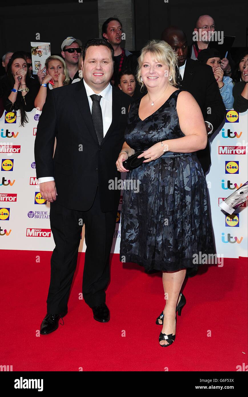 Paul Potts und seine Frau Julie-Ann Potts, die bei den Pride of Britain Awards 2013 im Grosvenor House, London, ankommen. Stockfoto