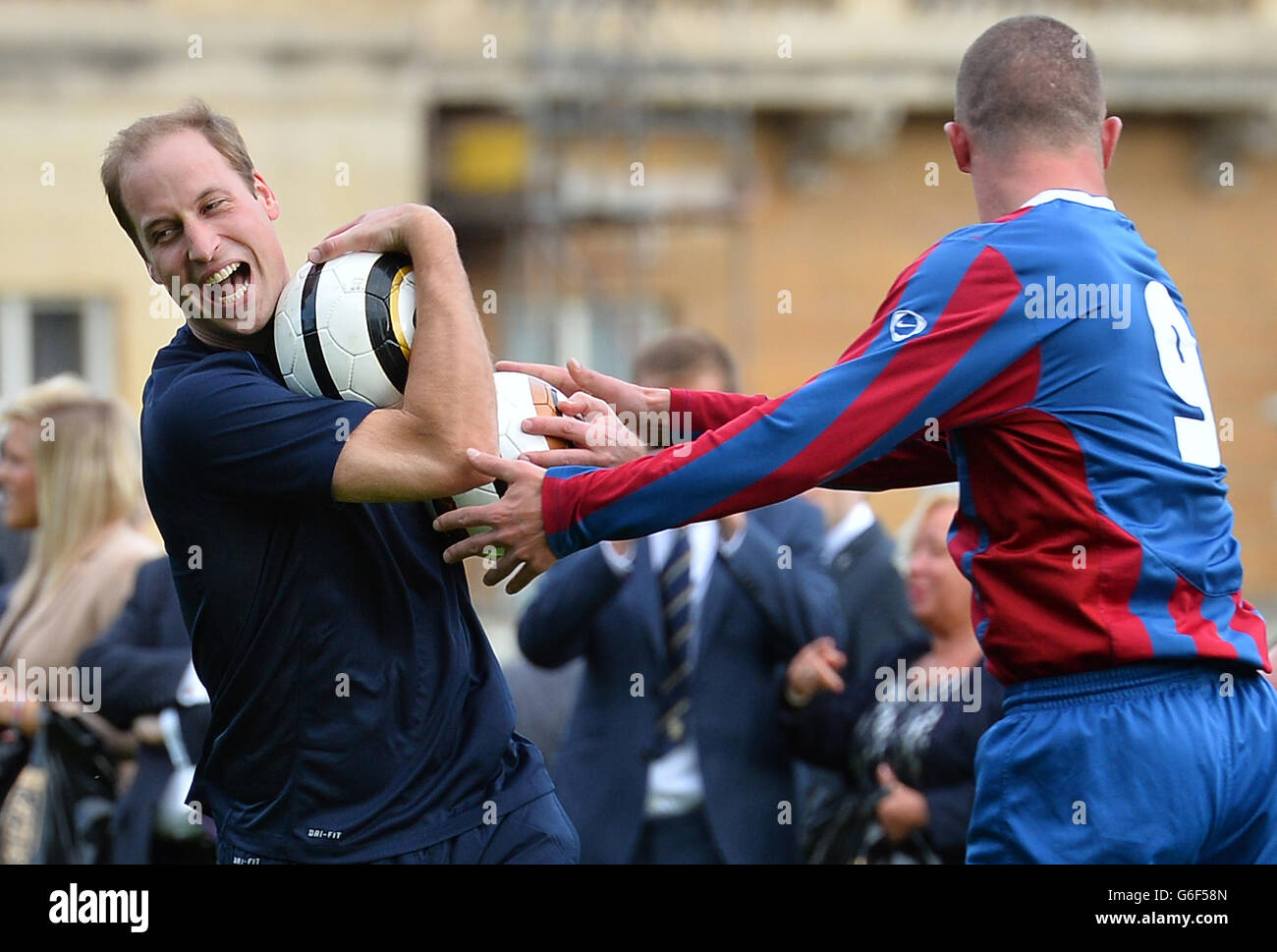 Der Duke of Cambridge trainiert mit Mitgliedern des Royal Household während der zweiten Hälfte eines Spiels zwischen dem Polytechnic FC und dem Civil Service FC, auf dem Gelände des Buckingham Palace's Garden, im Zentrum von London. Stockfoto
