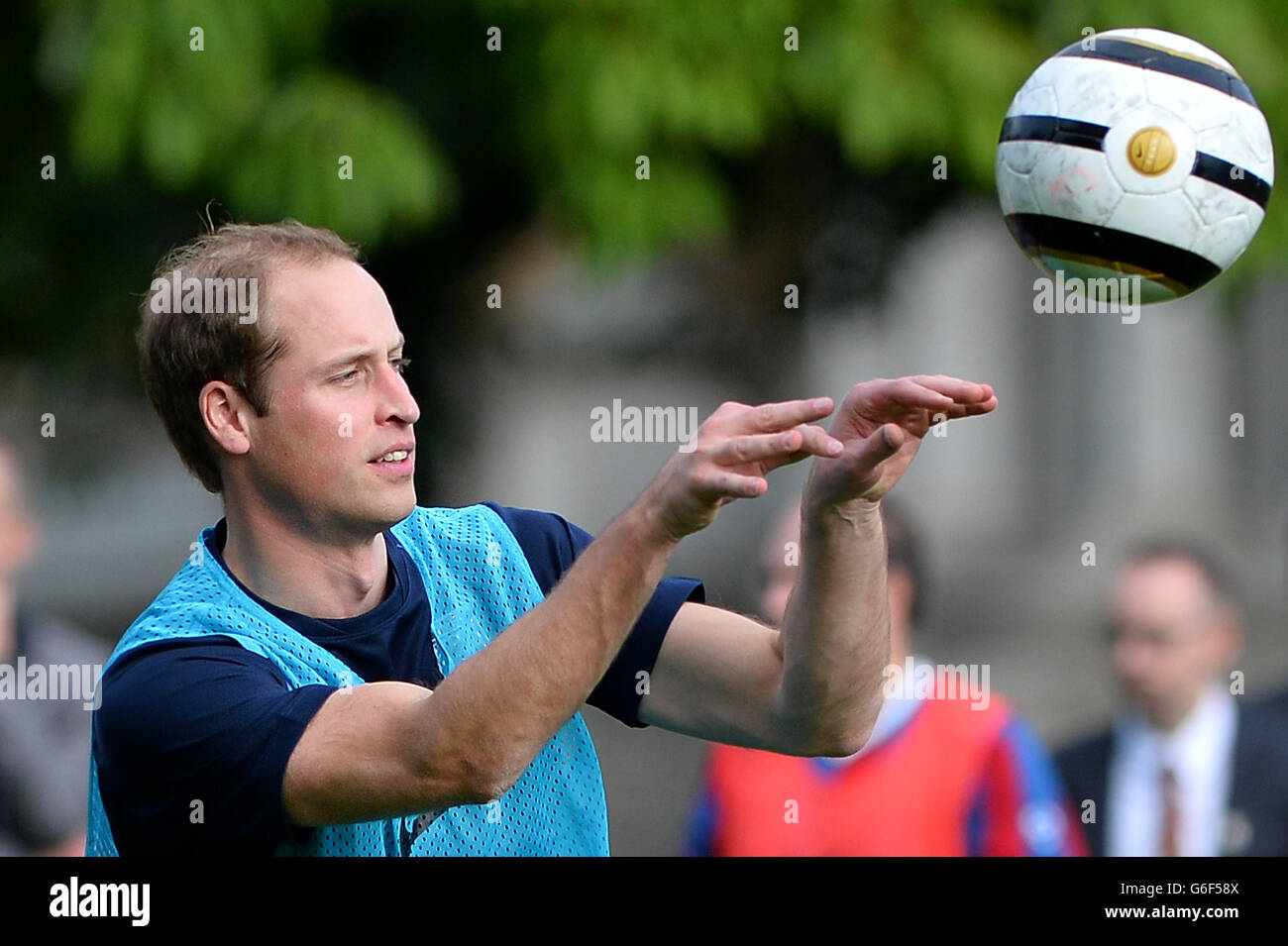 Der Duke of Cambridge trainiert mit Mitgliedern des Royal Household während der zweiten Hälfte eines Spiels zwischen dem Polytechnic FC und dem Civil Service FC, auf dem Gelände des Buckingham Palace's Garden, im Zentrum von London. Stockfoto