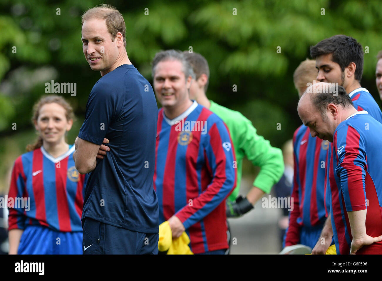Der Duke of Cambridge trainiert mit Mitgliedern des Royal Household während der zweiten Hälfte eines Spiels zwischen dem Polytechnic FC und dem Civil Service FC, auf dem Gelände des Buckingham Palace's Garden, im Zentrum von London. Stockfoto