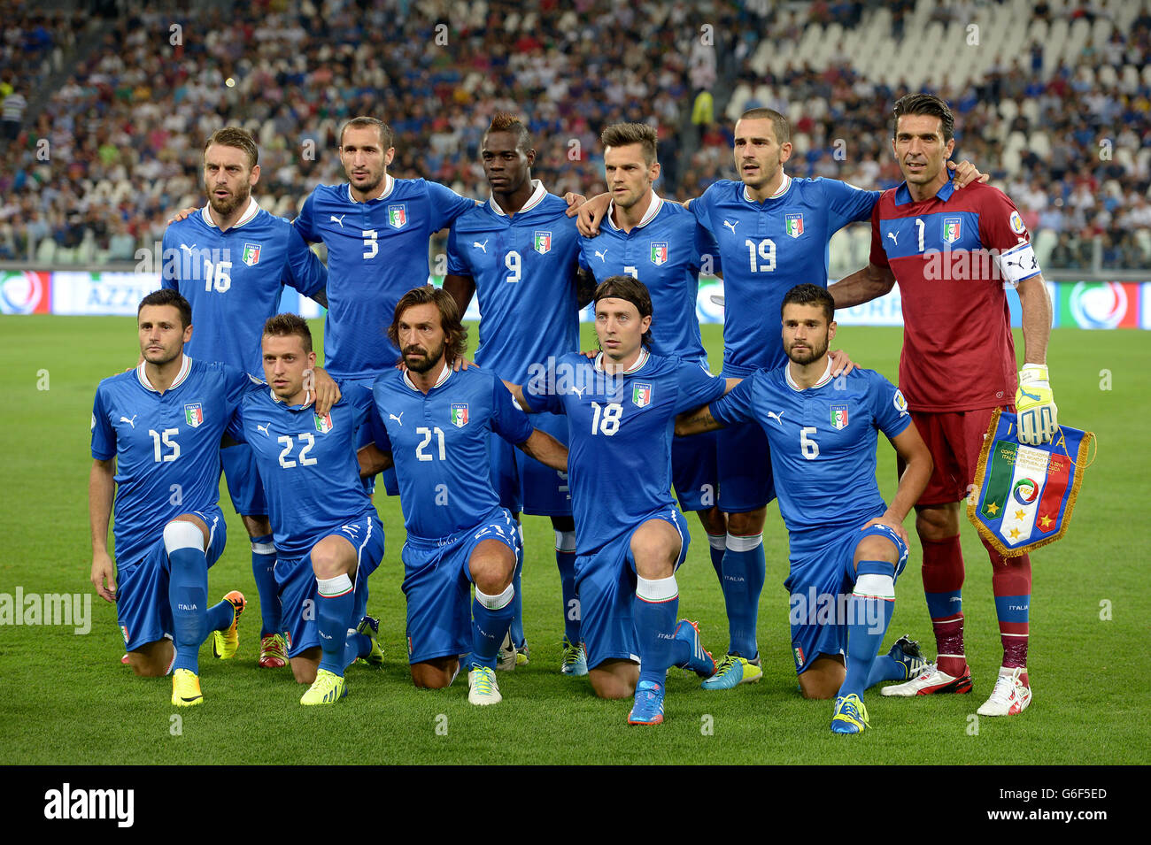 Back Row (L-R) Italiens Daniele de Rossi, Giorgio Chiellini, Mario Balotelli, Christian Maggio, Leonardo Bonucci und Gianluigi Buffon, (vordere Reihe) Manuel Pasqual, Emanuele Giaccherini, Andrea Pirlo, Riccardo Montolivo und Antonio Candreva. Stockfoto