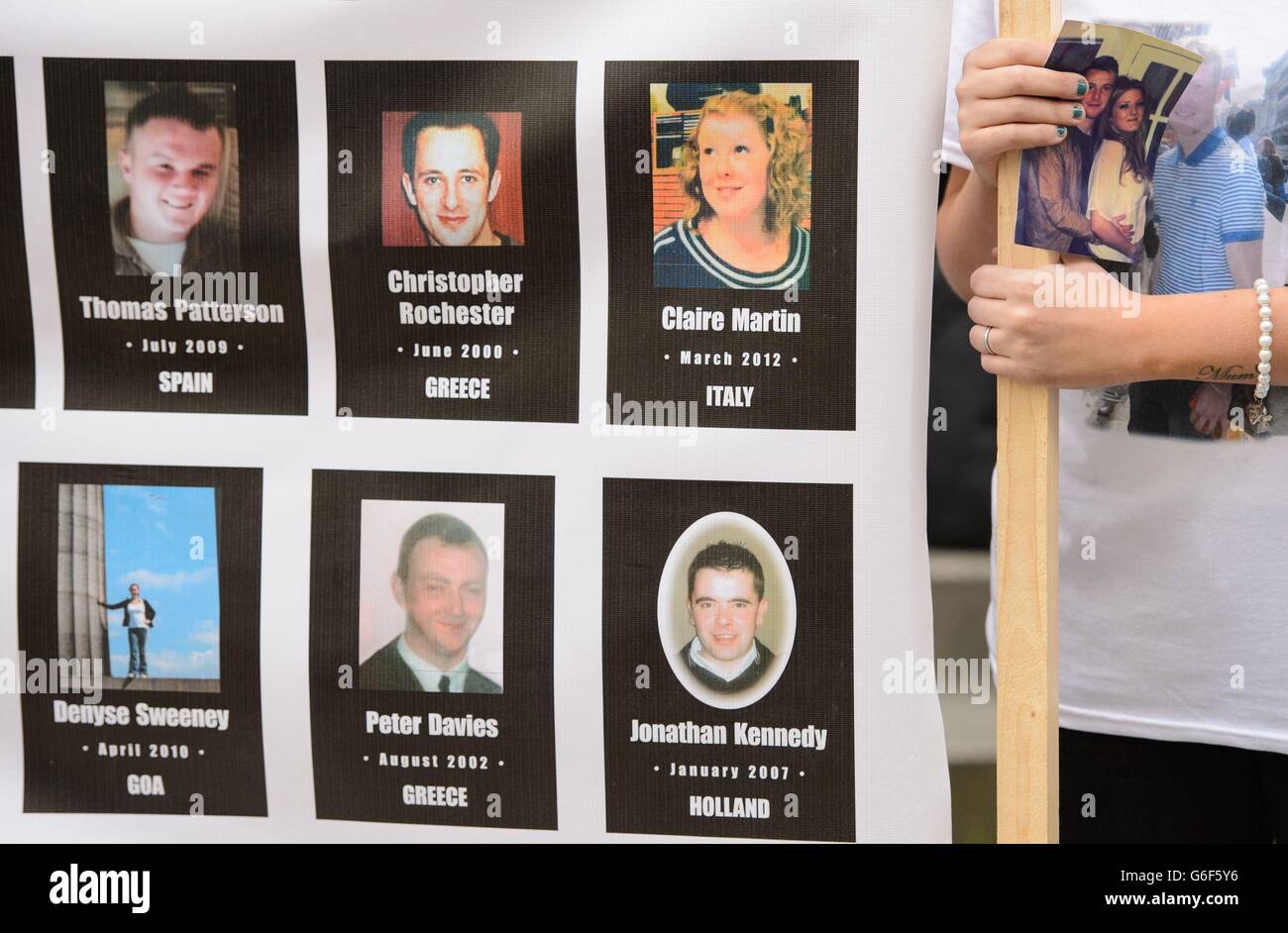 Demonstranten vor dem Foreign and Commonwealth Office in Westminster, im Zentrum von London, nehmen an einem Protest von rund 30 Familien aus ganz Großbritannien Teil, gegen die Untersuchung der Todesfälle von Angehörigen im Ausland durch die Regierung. Stockfoto