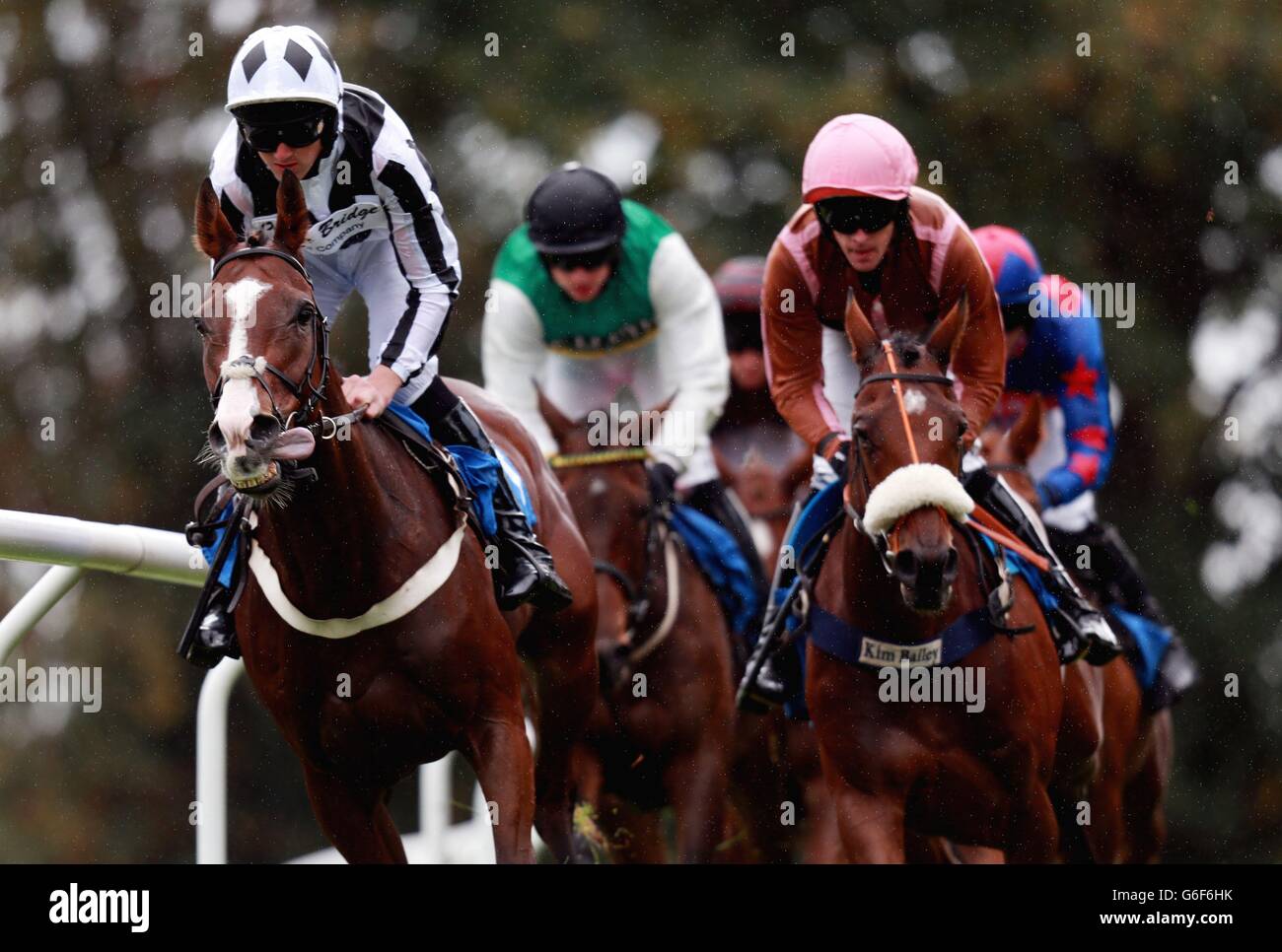 Kathleen Frances von Jack Doyle (links) führt den späteren Gewinner Magic Monkey von Jason Maguire (rechts) in der britischen Forest Products Association Mares&Acute; Novices&Acute; Hürde auf der Ludlow Racecourse, Shropshire. Stockfoto