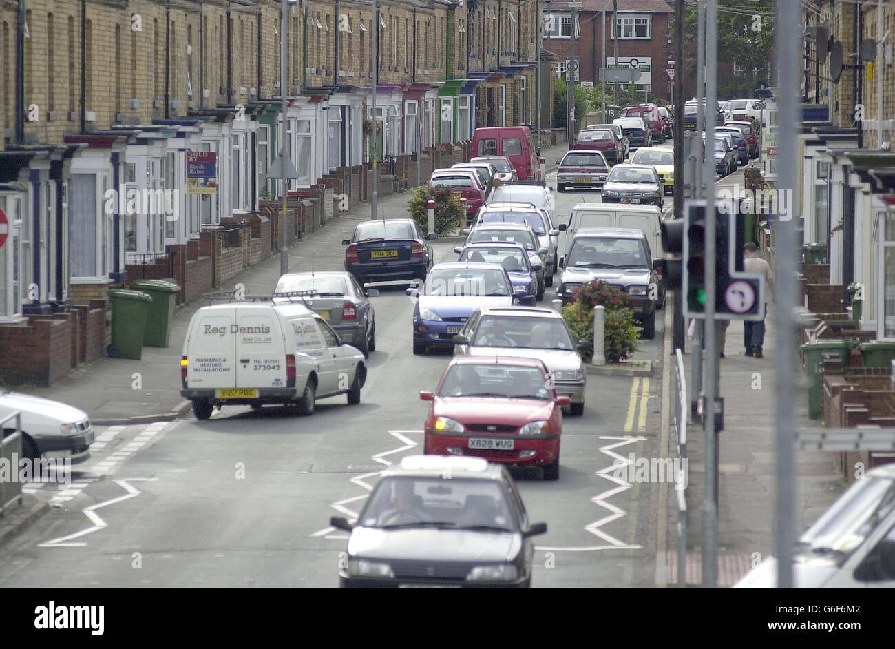 Der Verkehr, der in der Wykeham Street in Scarborough, North Yorkshire, fließt, hat einen Wettbewerb gewonnen, um die schlimmste Ratte des Landes zu finden, die von den grünen Gruppen Transport 2000 und Sustrans geführt wird, zusammen mit dem Magazin Big Issue. Es gibt zwei Schulen auf der Straße und es ist ein beliebter Ort für Familien zu leben, aber viele Eltern werden ihre Kinder nicht in der Wykeham Street oder in den benachbarten Straßen wegen der Gefahr durch Rattenverkehr zum Spielen oder Spazierengehen alleine lassen. Stockfoto