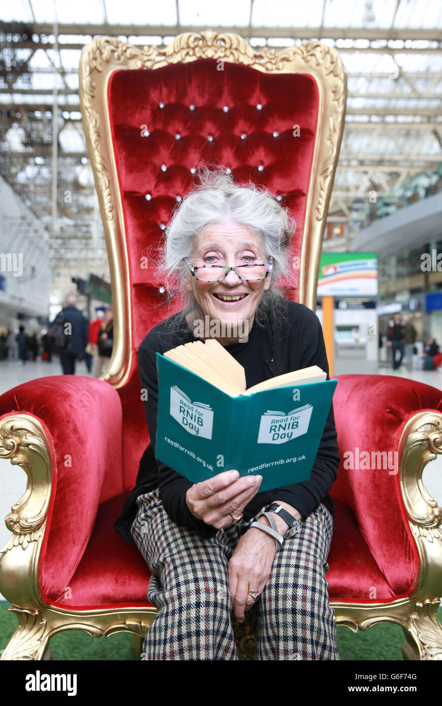 Die Schauspielerin Phyllida Law am Londoner Bahnhof Waterloo, um Passagen aus Lewis Carrolls Klassiker Alice's Adventures in Wonderland zu notieren, um den Read für den RNIB Day zu markieren, die jährliche Wohltätigkeitsveranstaltung des Royal National Institute of Blind People (RNIB). Stockfoto