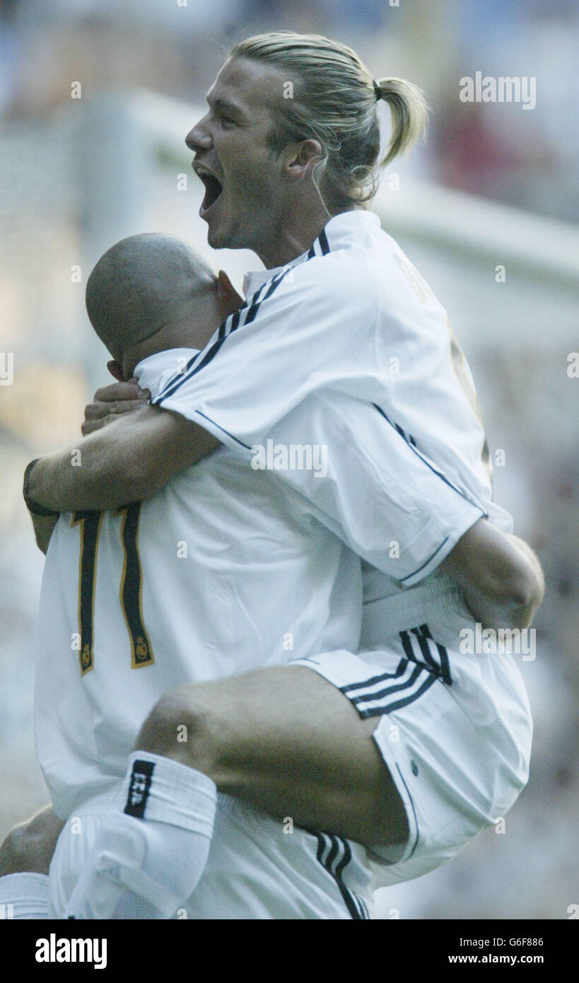 Real Madrids David Beckham feiert mit Ronaldo nach dem Tor gegen Real Betis, während Real Madrids erstem Spiel in der spanischen Primera League gegen Real Betis im Bernabeu-Stadion in Madrid, Spanien. Stockfoto