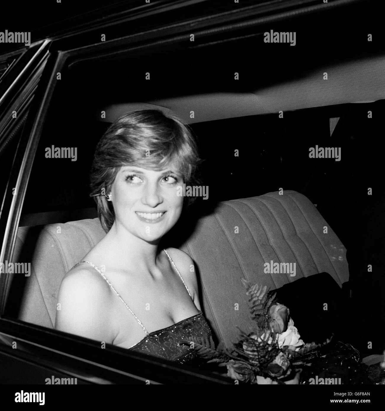 Eine lächelnde Lady Diana Spencer an der Royal Academy of Arts, Burlington House, Piccadilly, London, als sie und ihr Verlobter, der Prinz von Wales, an einer Soiree teilnahmen. Stockfoto