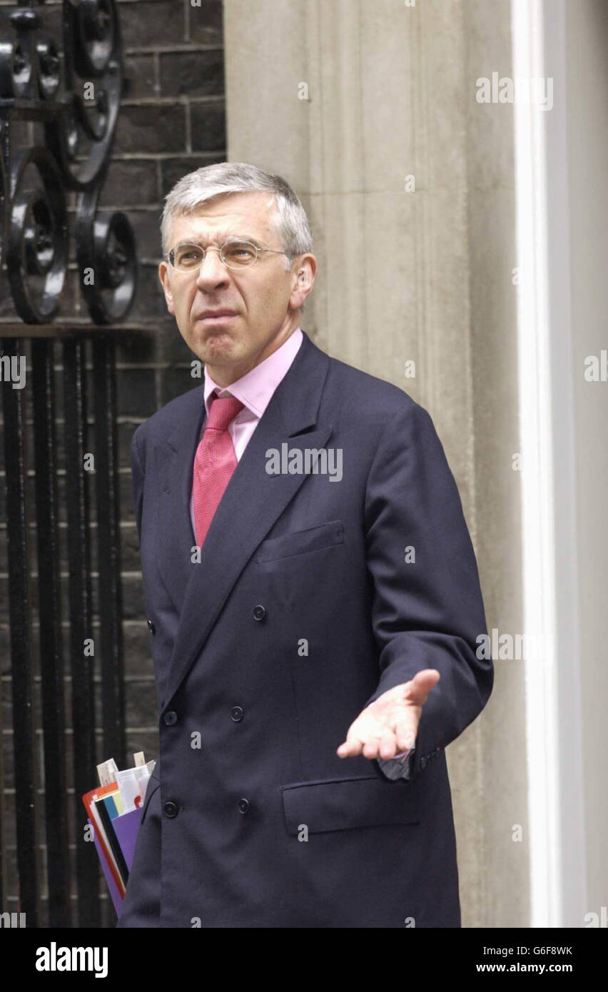 Außenminister Jack Straw trotzt dem Regen, nachdem er an einer Kabinettssitzung in der Downing Street, London, teilgenommen hatte. Stockfoto