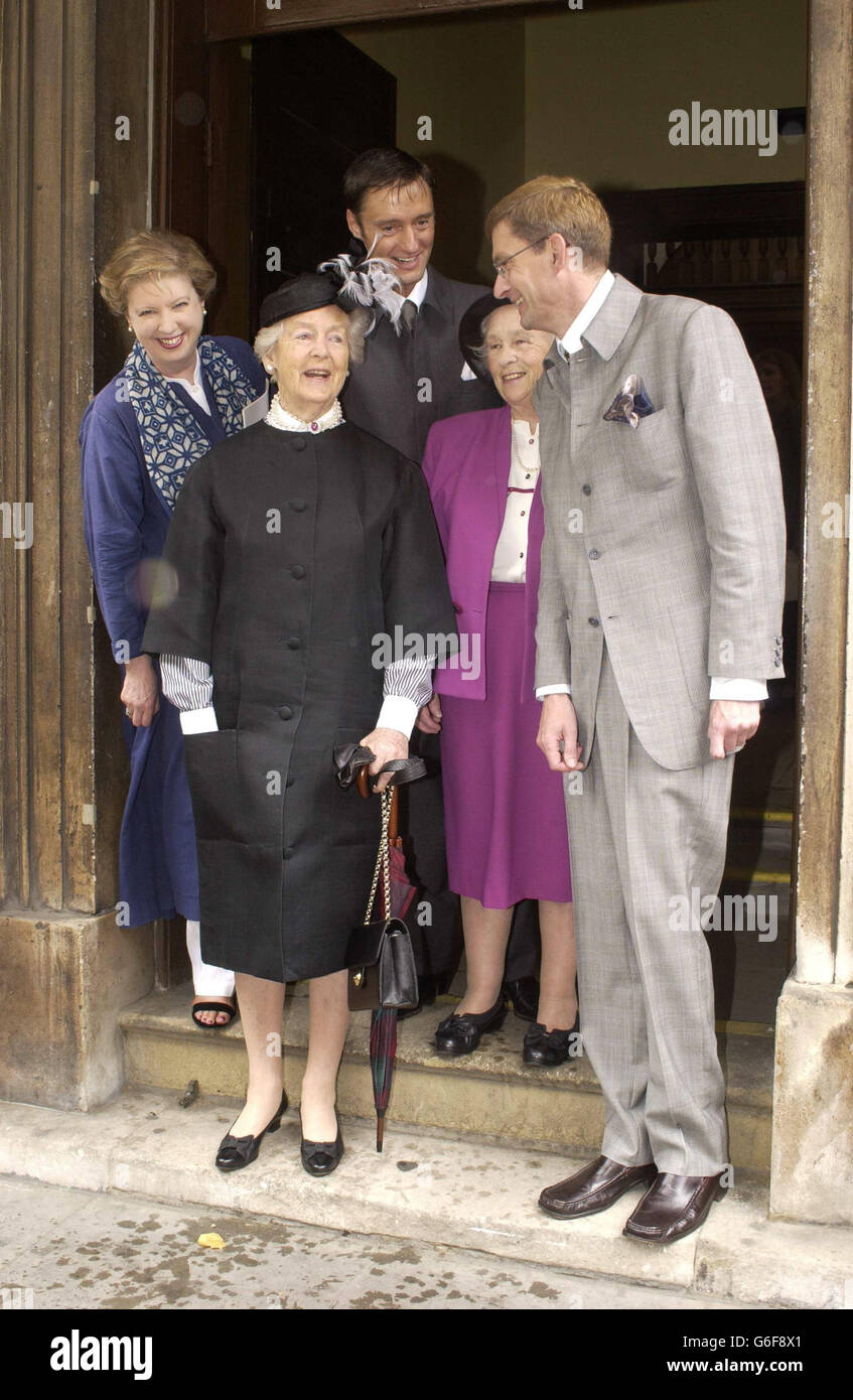 L-R: Lady Selina Hastings, Designer Ian Garlant, die Herzogin von Devonshire, Frau Pamela Powell und David Freeman, beim Gottesdienst zum Thanksgiving für das Leben und Werk von Sir Hardy Amies, gehalten in der St James Church Piccadilly. * Amies, die Schneiderin der Königin für ein halbes Jahrhundert starb im Alter von 93 Jahren, im Mai dieses Jahres. Stockfoto