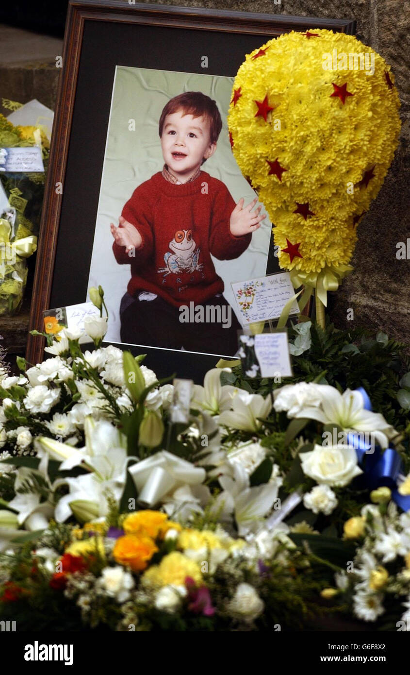 Vor der Old Parish Church, East Kilbride, lagen Blumengebete für die zweijährige Alistair Grimason. Rund 200 Trauernde nahmen an der Beerdigung des Kleinkindes Teil, der in der Türkei getötet wurde, als er in seinem Kinderwagen schlief. * Alistair aus East Kilbride, Lanarkshire, wurde bei einem Gewehrkampf auf einen türkischen Kaff, wo seine Mutter und Großmutter aßen, durch eine verirrte Kugel getötet. Die Schüsse wurden abgefeuert, als ein Streit zwischen vier Männern auf einem Tisch in der Nähe gewalttätig ausbrach. Alistair wird angenommen, dass er sofort getötet wurde, als eine einzige Kugel in sein Herz eindrang. Stockfoto