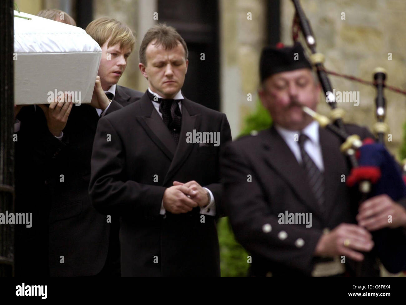 David Grimason (links), Vater des zweijährigen Alistair Grimason, hält den Sarg seines Sohnes, als er von der Old Parish Church, East Kilbride, abreist. Rund 200 Trauernde nahmen an der Beerdigung des Kleinkindes Teil, der in der Türkei getötet wurde, als er in seinem Kinderwagen schlief. * Alistair aus East Kilbride Lanarkshire wurde bei einem Gewehrkampf auf einen türkischen Kaff, wo seine Mutter und Großmutter aßen, durch eine verirrte Kugel getötet. Die Schüsse wurden abgefeuert, als ein Streit zwischen vier Männern auf einem Tisch in der Nähe gewalttätig ausbrach. Alistair wird angenommen, dass er sofort getötet wurde, als eine einzige Kugel in sein Herz eindrang. Stockfoto