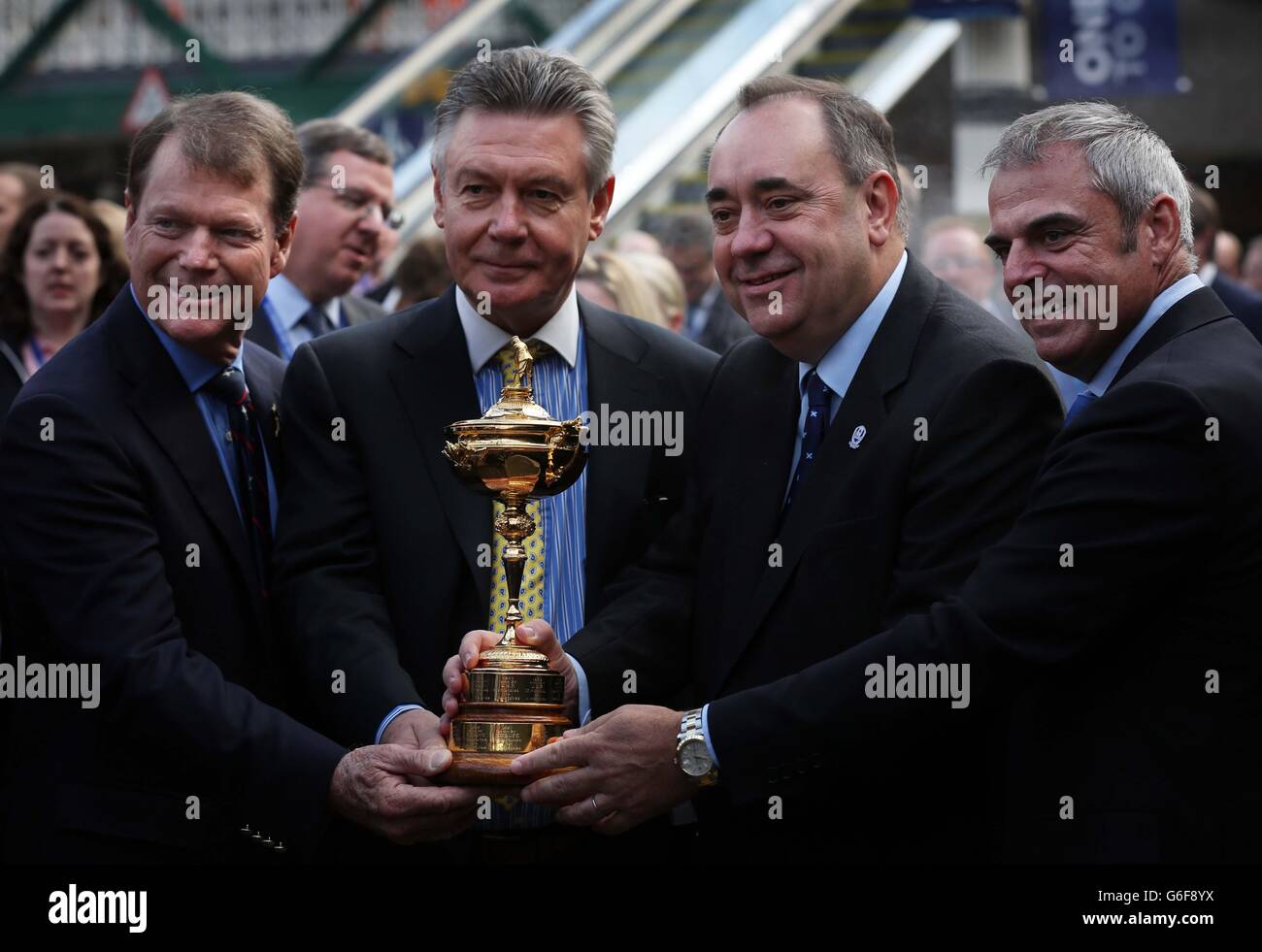 (Von links nach rechts) Kapitän Tom Watson, EU-Handelskommissar Karel De Gucht, schottischer Erstminister Alex Salmond und Kapitän Paul McGinley beim Ryder Cup während einer Fotowand anlässlich des Jahres vor dem Start des Ryder Cup 2014, Am Bahnhof Edinburgh Waverley, Edinburgh. Stockfoto