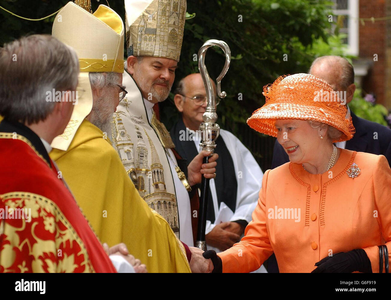 Die Königin (rechts) trifft den Erzbischof von Canterbury, Dr. Rowan Williams (links), während ihres Besuchs in St. Bartholomews dem Großen, Ost-London. Ihre Majestät nahm in Begleitung von Prinz Philip an einem Danksagesdienst zur Feier des 50. Jahrestages der historischen Kirchen Teil. * ... Vertrauen In Die Erhaltung. Stockfoto