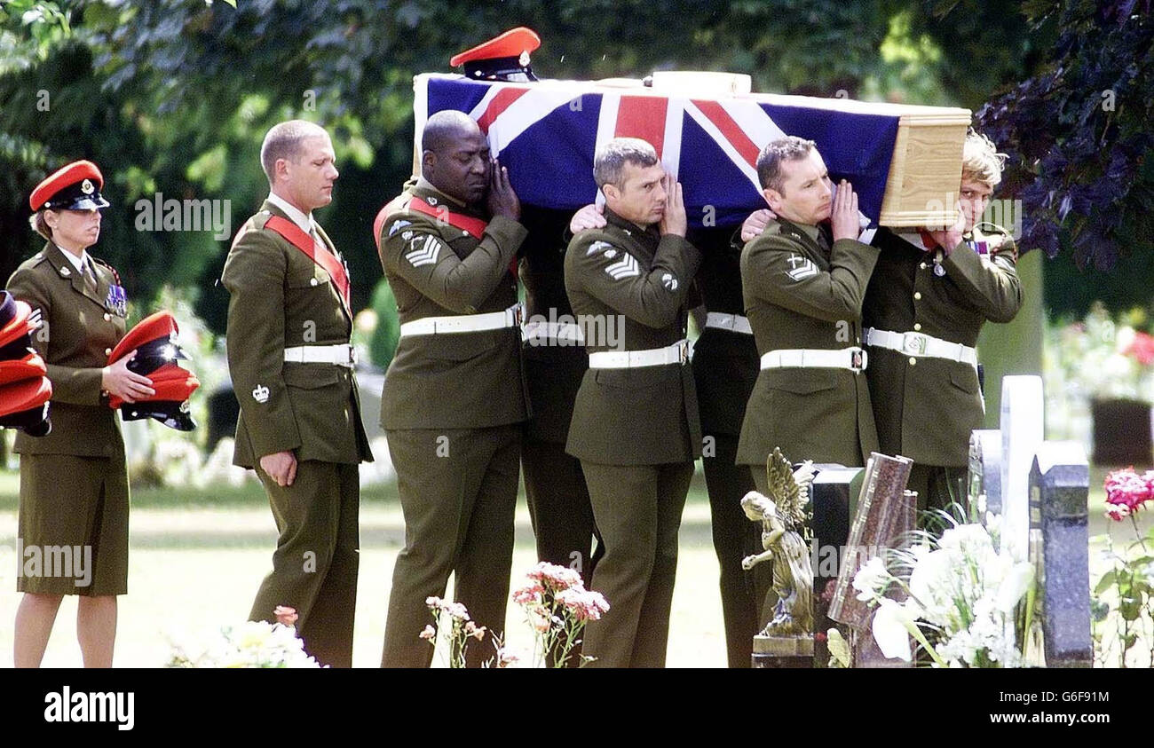 Soldaten der Royal Military Police tragen den Sarg von Corporal Paul Long in den Cemetary von Colchester für seine Beerdigung. Früher hatte in der Stadt ein Trauerdienst für CPL Long, von South Shields, South Tyneside, stattgefunden. * der 24-Jährige war einer von sechs Soldaten, die bei einem Angriff auf eine Polizeistation in Al-Majar al-Kabir getötet wurden. Alle sechs Opfer waren die Royal Military Police, Mitglieder der 156 Provost Company, die der 16 Air Assault Brigade mit Sitz in Colchester, Essex, angeschlossen war. Stockfoto