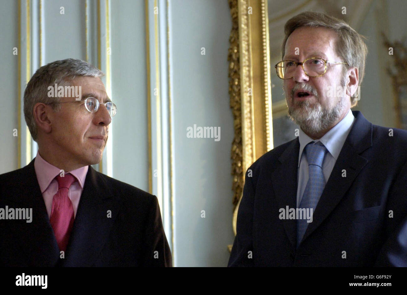 Außenminister Jack Straw mit seinem dänischen Amtskollegen per Stig Moeller in Carlton Gardens, London. Frühere Straw beantwortete Fragen zu Saddams Waffenprogrammen auf einer Pressekonferenz mit dem dänischen Außenminister in London. * die beiden haben den Irak diskutiert und per Stig Moeller betonte, dass eine größere Rolle für die UNO im Land notwendig sei. Stockfoto
