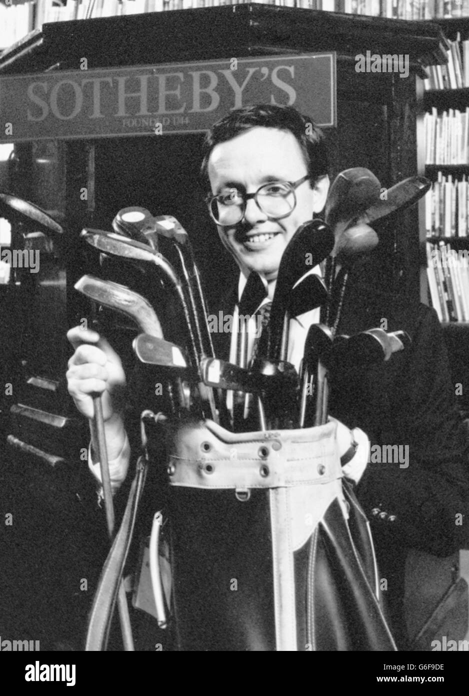 John Baddeley, Direktor der Sotheby's Collectors Department, mit der Auchterlonie-Kollektion von 23 Golfclubs, die von 1860 bis 1930 jeweils im Besitz eines früheren Open Champions waren. Die Clubs wurden geschätzt, um zwischen 600,000 - 900,000 bei Sotheby's Verkauf von Golf und Sport Erinnerungsstücke zu holen. Stockfoto