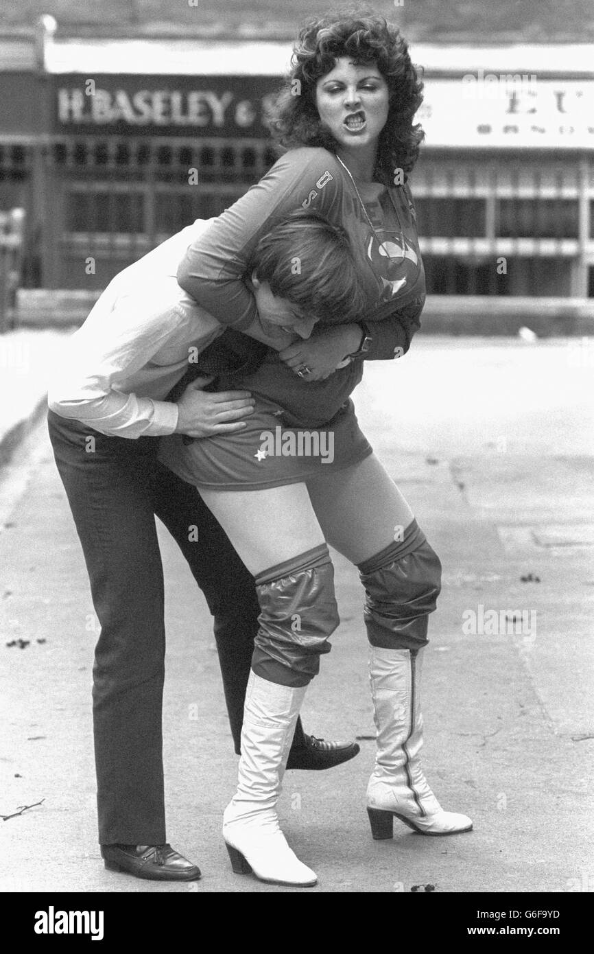 Die Wrestlerin Deanna Booher mit dem PA-Reporter Peter Archer. Archive-pa203867-2 Stockfoto