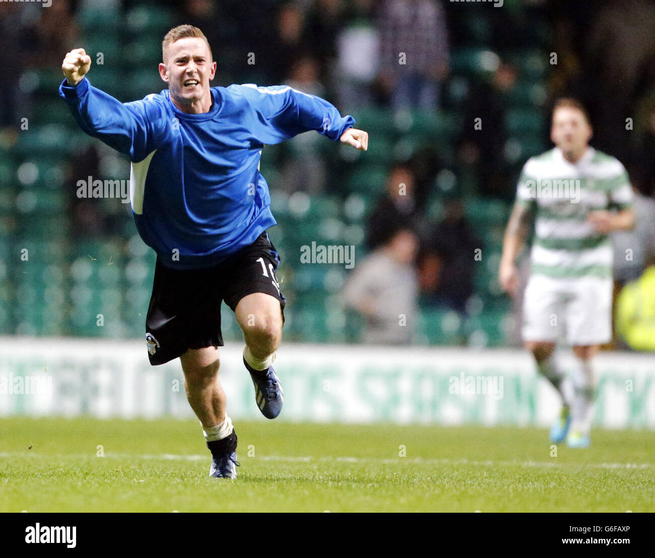 Mortons Archie Campbell feiert, nachdem Morton während des Scottish Communities League Cup, dem dritten Spiel in Celtic Park, Glasgow, gewonnen hat. Stockfoto