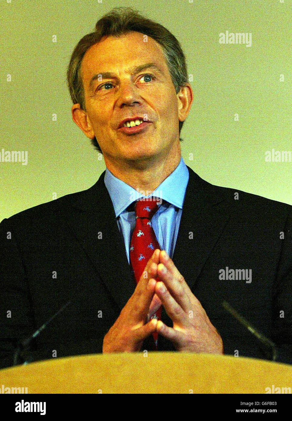 Der britische Premierminister Tony Blair spricht bei seiner monatlichen Pressekonferenz im Fernsehen in der Downing Street in London an die Medien. Blair akzeptierte, dass er das öffentliche Vertrauen nach dem Krieg im Irak und dem Tod des Regierungswaffenexperten David Kelly wieder aufbauen musste. Bei seiner letzten Pressekonferenz in Downing Street vor seiner Sommerpause räumte der Premierminister ein, dass die Frage des öffentlichen Vertrauens "ein Thema ist, mit dem wir uns auseinandersetzen müssen". Stockfoto