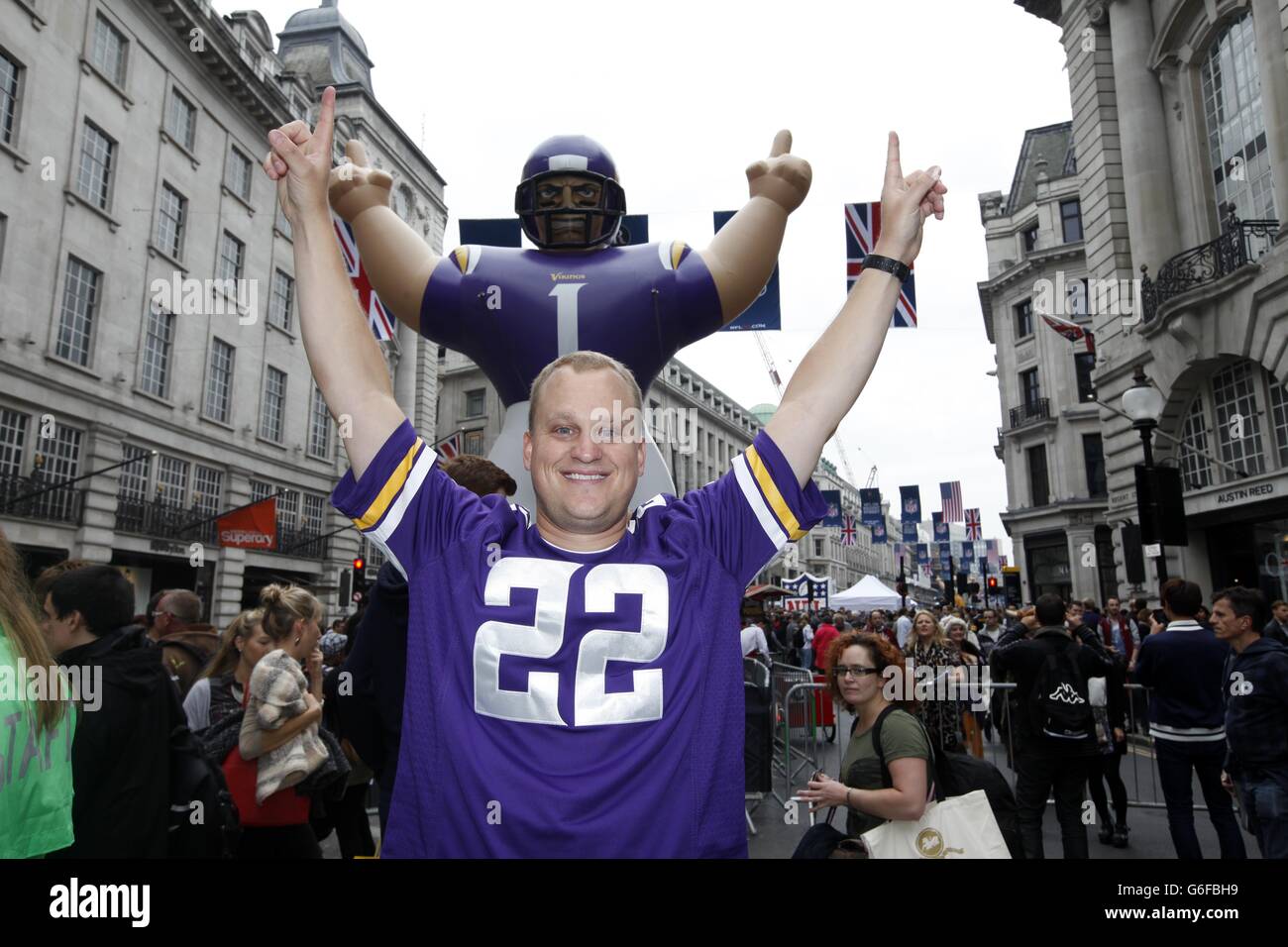 . Rick Fellers aus Minnesota an der NFL in der Regent Street - eine autofreie Veranstaltung im Zentrum von London, vor dem Spiel der Minnesota Vikings und Pittsburgh Steelers in Wembley am Sonntag, dem 29. September. Stockfoto