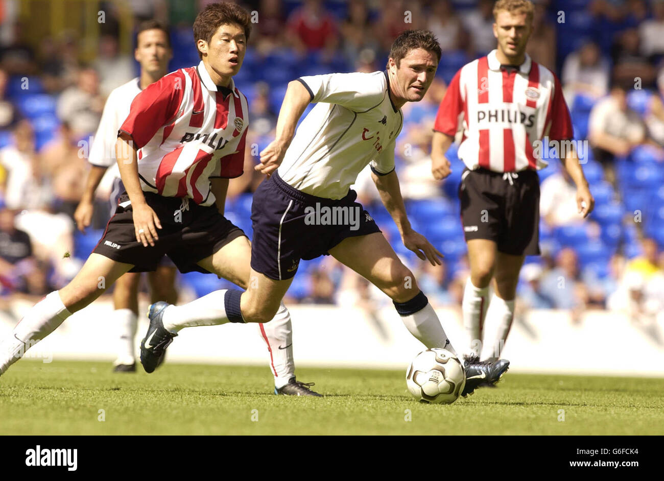 Tottenham Hotspurs Stürmer Robbie Keane nimmt den Ball vom koreanischen International Ji-Sung Park des PSV während ihrer Vorsaison freundlich im White Hart Lane Stadium, London. Stockfoto